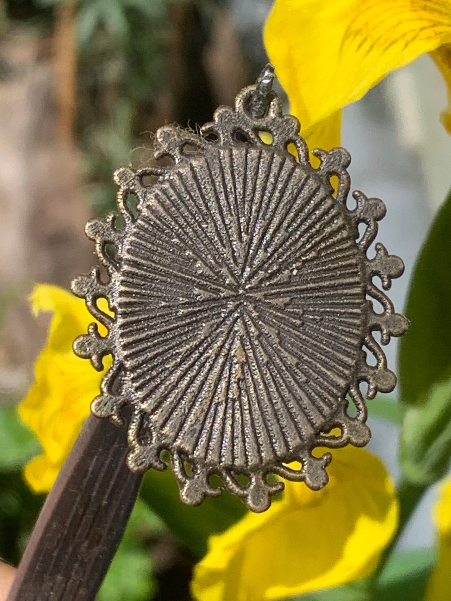 Azurite, pendentif en laiton couleur bronze avec de jolies cristaux naturels, de 37mm de hauteur x 30 de largeur x 8 d'épaisseur. Vendu avec cordon réglable de couleur noire offert !