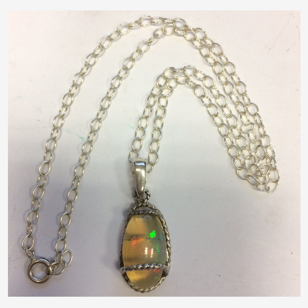 Opale Welo, l'authentique et mythique pierre, montée en Argent par Gem & Zen, 24x10x0,9 millimètres . Vendu seul ou avec chainette en Argent !