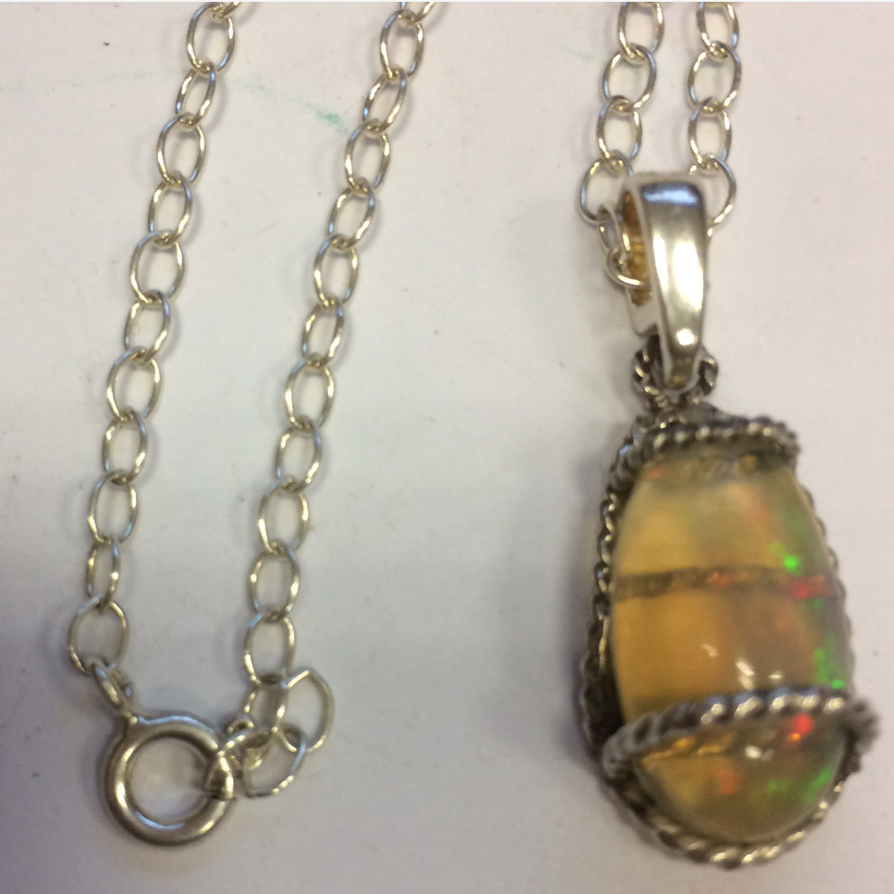 Opale Welo, l'authentique et mythique pierre, montée en Argent par Gem & Zen, 24x10x0,9 millimètres . Vendu seul ou avec chainette en Argent !