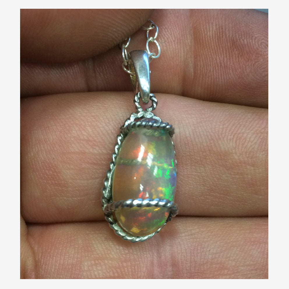 Opale Welo, l'authentique et mythique pierre, montée en Argent par Gem & Zen, 24x10x0,9 millimètres . Vendu seul ou avec chainette en Argent !