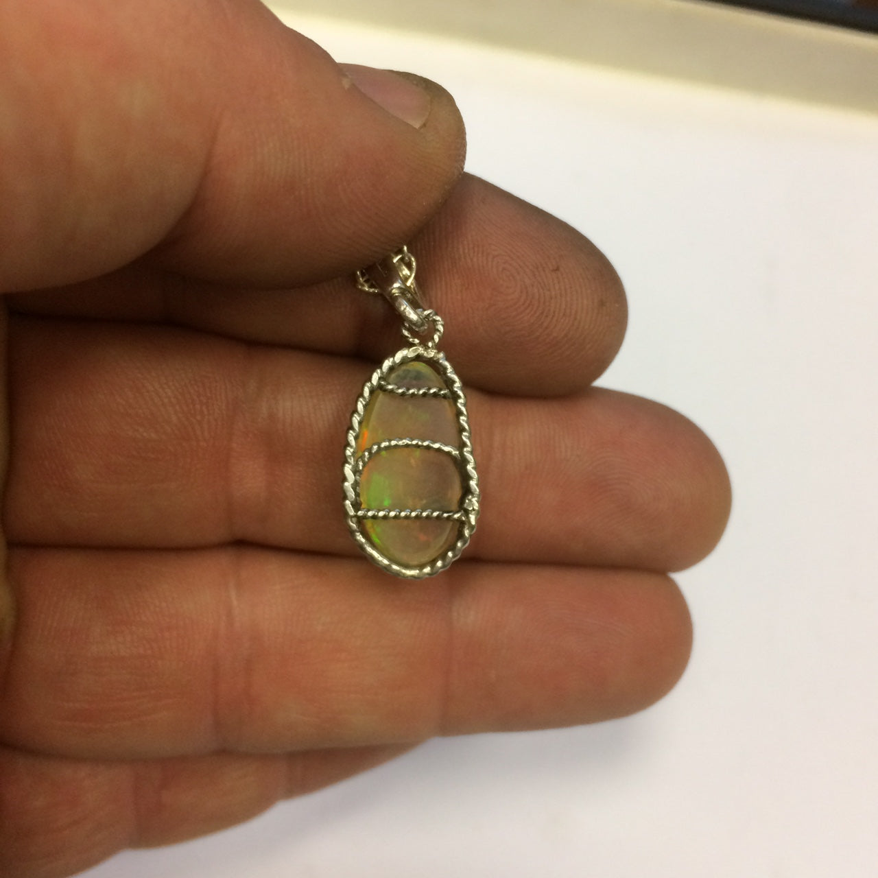Opale Welo, l'authentique et mythique pierre, montée en Argent par Gem & Zen, 24x10x0,9 millimètres . Vendu seul ou avec chainette en Argent !
