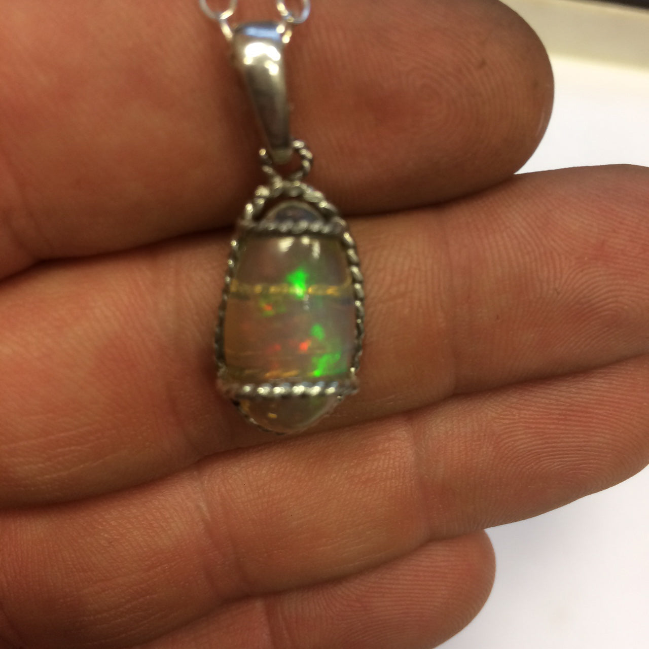 Opale Welo, l'authentique et mythique pierre, montée en Argent par Gem & Zen, 24x10x0,9 millimètres . Vendu seul ou avec chainette en Argent !