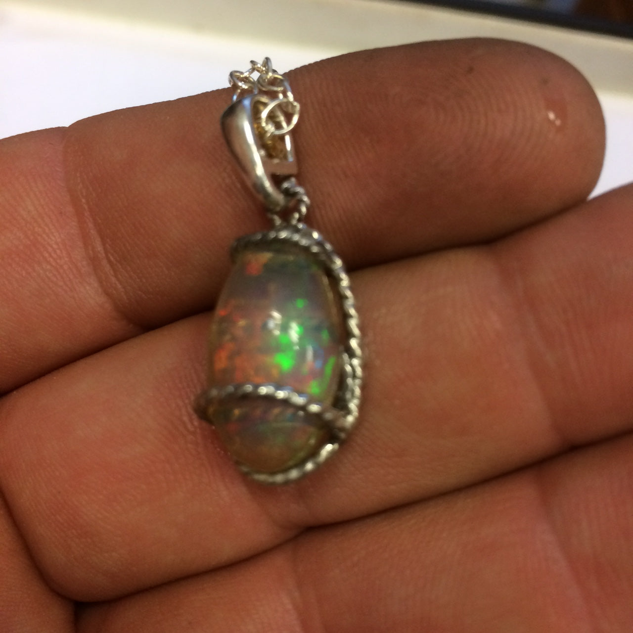 Opale Welo, l'authentique et mythique pierre, montée en Argent par Gem & Zen, 24x10x0,9 millimètres . Vendu seul ou avec chainette en Argent !