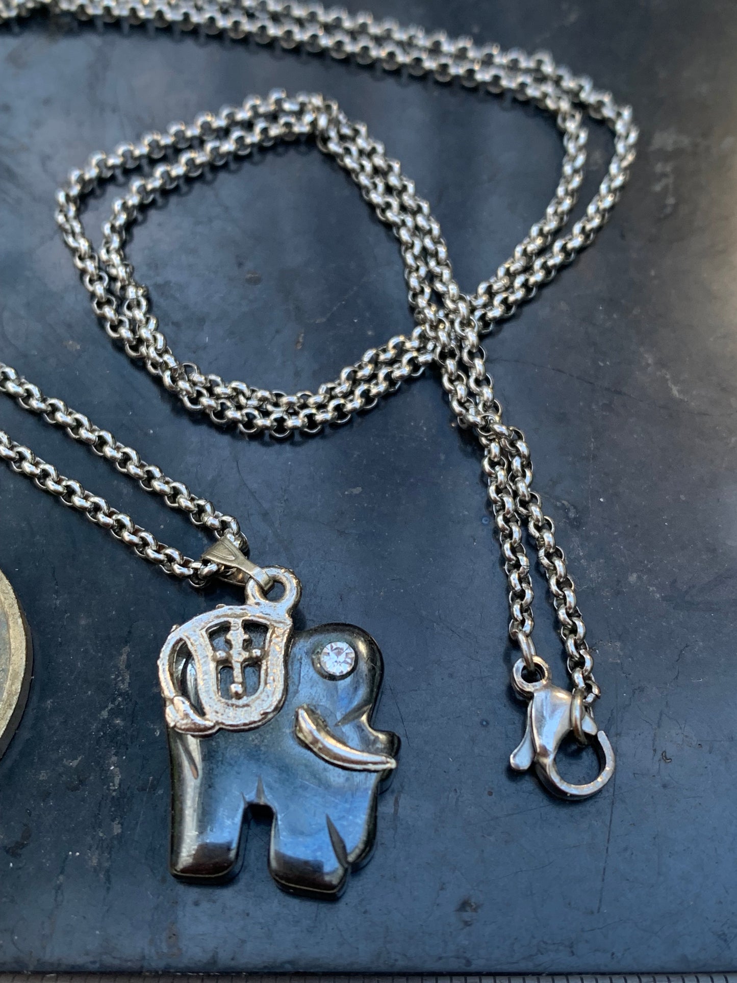 Hématite, pendentif 'Oursin avec Turquoise', de 30x27x8 millimètres - 2,9 gr. Vendu avec cordon noir réglable offert, parfait !endentif 'éléphant'et laiton argenté, de 21x11x5 millimètres - 4,8 gr. Vendu avec cordon noir réglable offert, parfait !