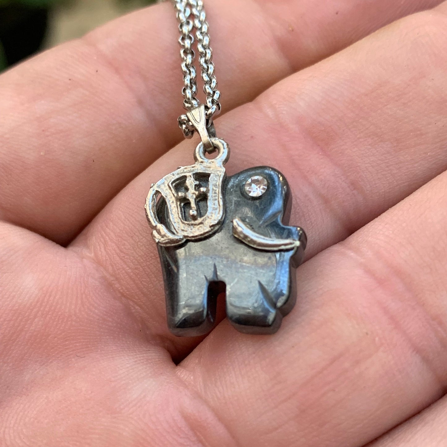 Hématite, pendentif 'Oursin avec Turquoise', de 30x27x8 millimètres - 2,9 gr. Vendu avec cordon noir réglable offert, parfait !endentif 'éléphant'et laiton argenté, de 21x11x5 millimètres - 4,8 gr. Vendu avec cordon noir réglable offert, parfait !