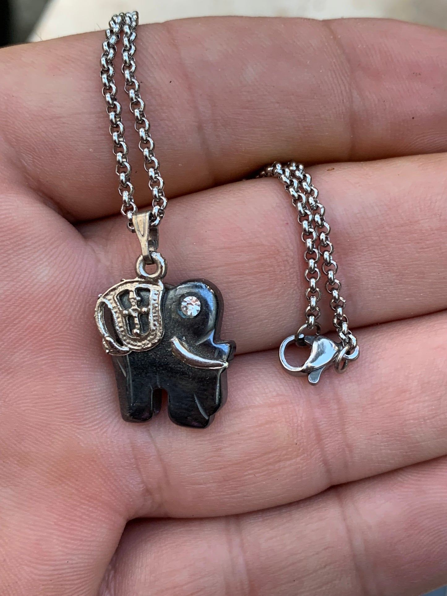 Hématite, pendentif 'Oursin avec Turquoise', de 30x27x8 millimètres - 2,9 gr. Vendu avec cordon noir réglable offert, parfait !endentif 'éléphant'et laiton argenté, de 21x11x5 millimètres - 4,8 gr. Vendu avec cordon noir réglable offert, parfait !