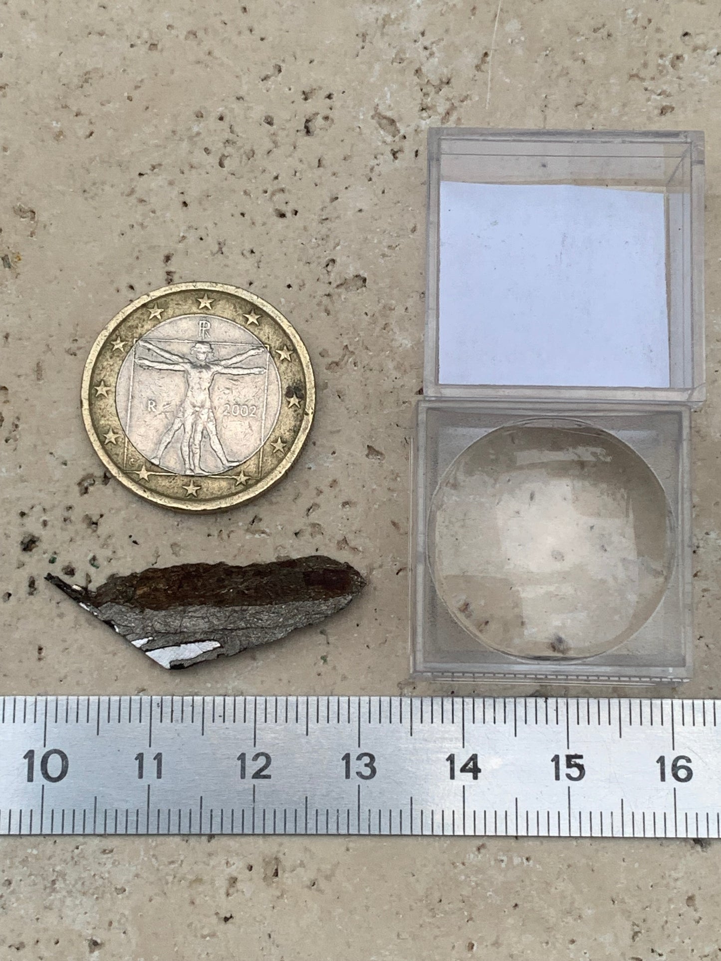 Météorite 'Muonionalusta' de 2 grammes, de type IVA de Scandinavie (entre la Suède et la Finlande), environ 1 million d'années, vendu avec coffret 'loupe' !