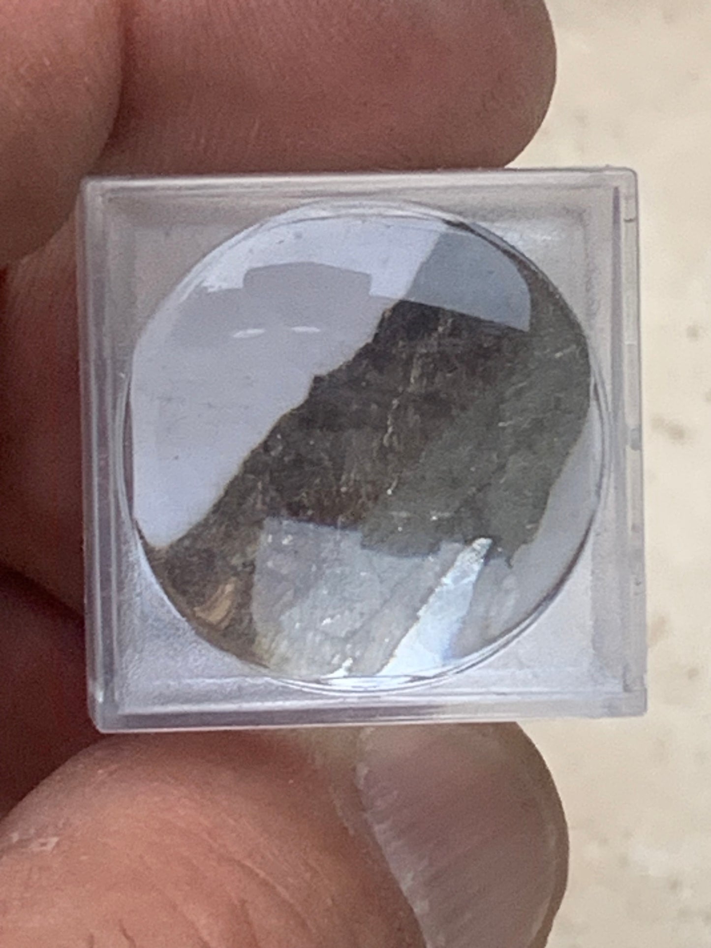 Météorite 'Muonionalusta' de 2 grammes, de type IVA de Scandinavie (entre la Suède et la Finlande), environ 1 million d'années, vendu avec coffret 'loupe' !