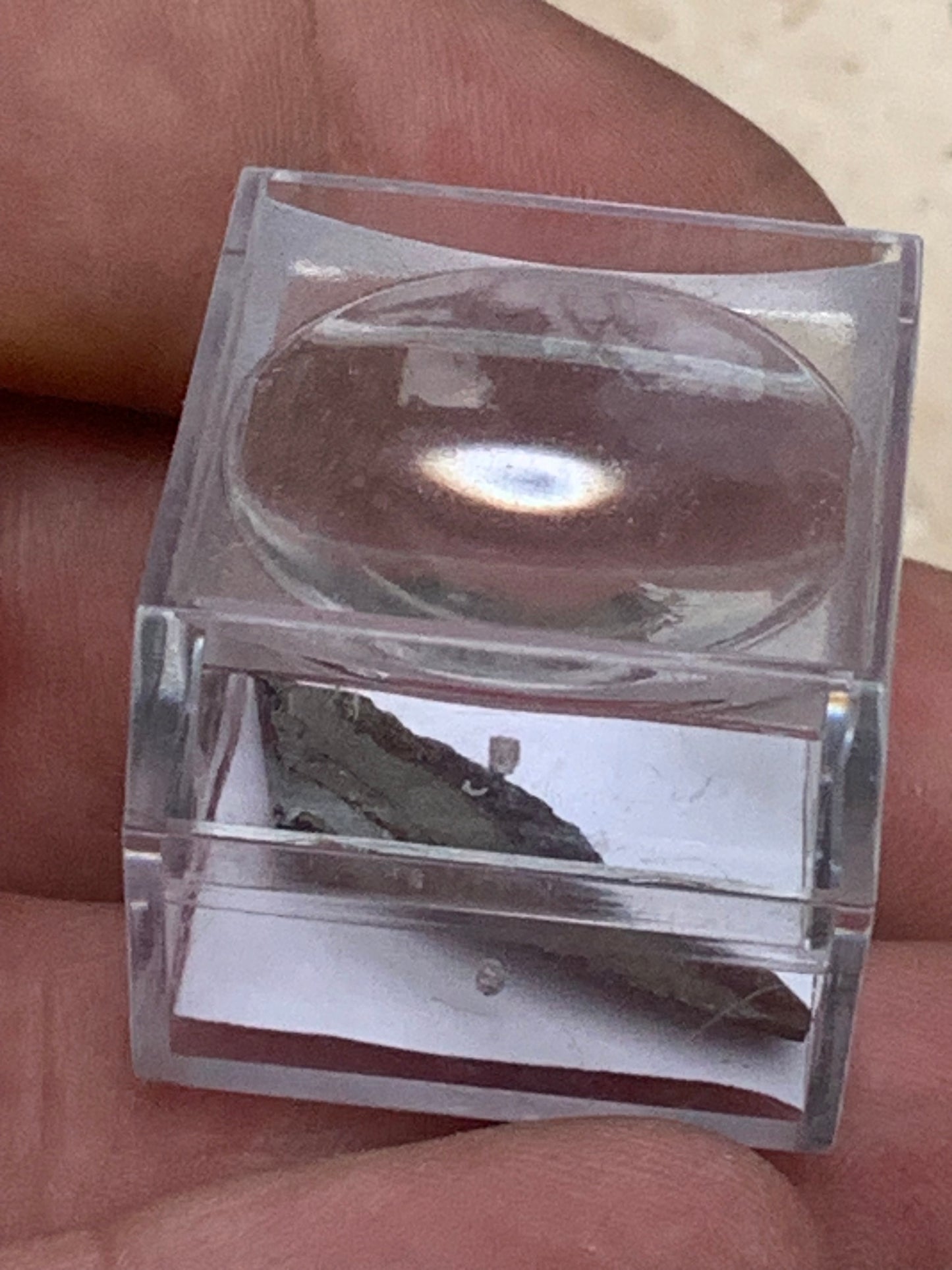 Météorite 'Muonionalusta' de 2 grammes, de type IVA de Scandinavie (entre la Suède et la Finlande), environ 1 million d'années, vendu avec coffret 'loupe' !