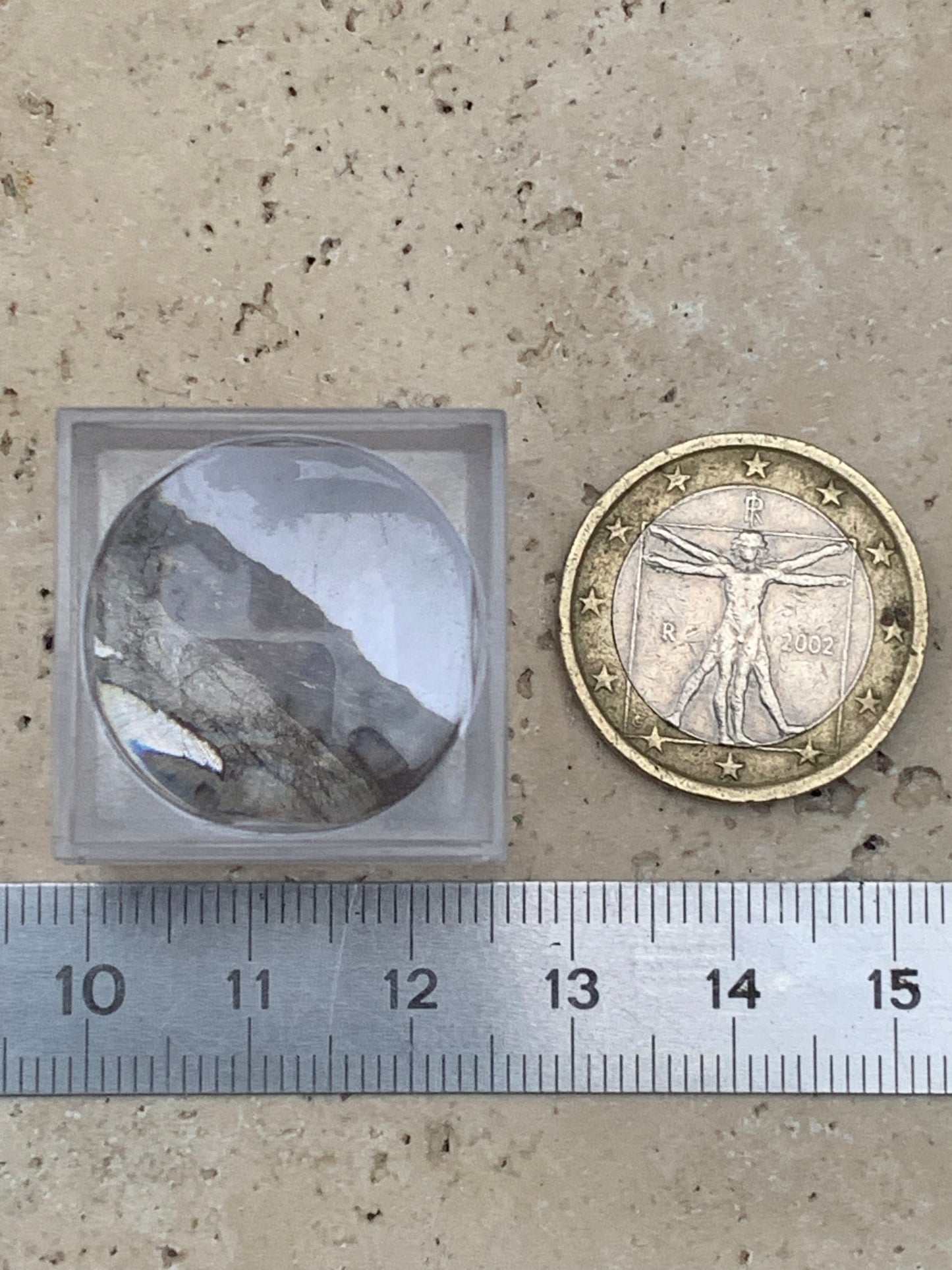 Météorite 'Muonionalusta' de 2 grammes, de type IVA de Scandinavie (entre la Suède et la Finlande), environ 1 million d'années, vendu avec coffret 'loupe' !