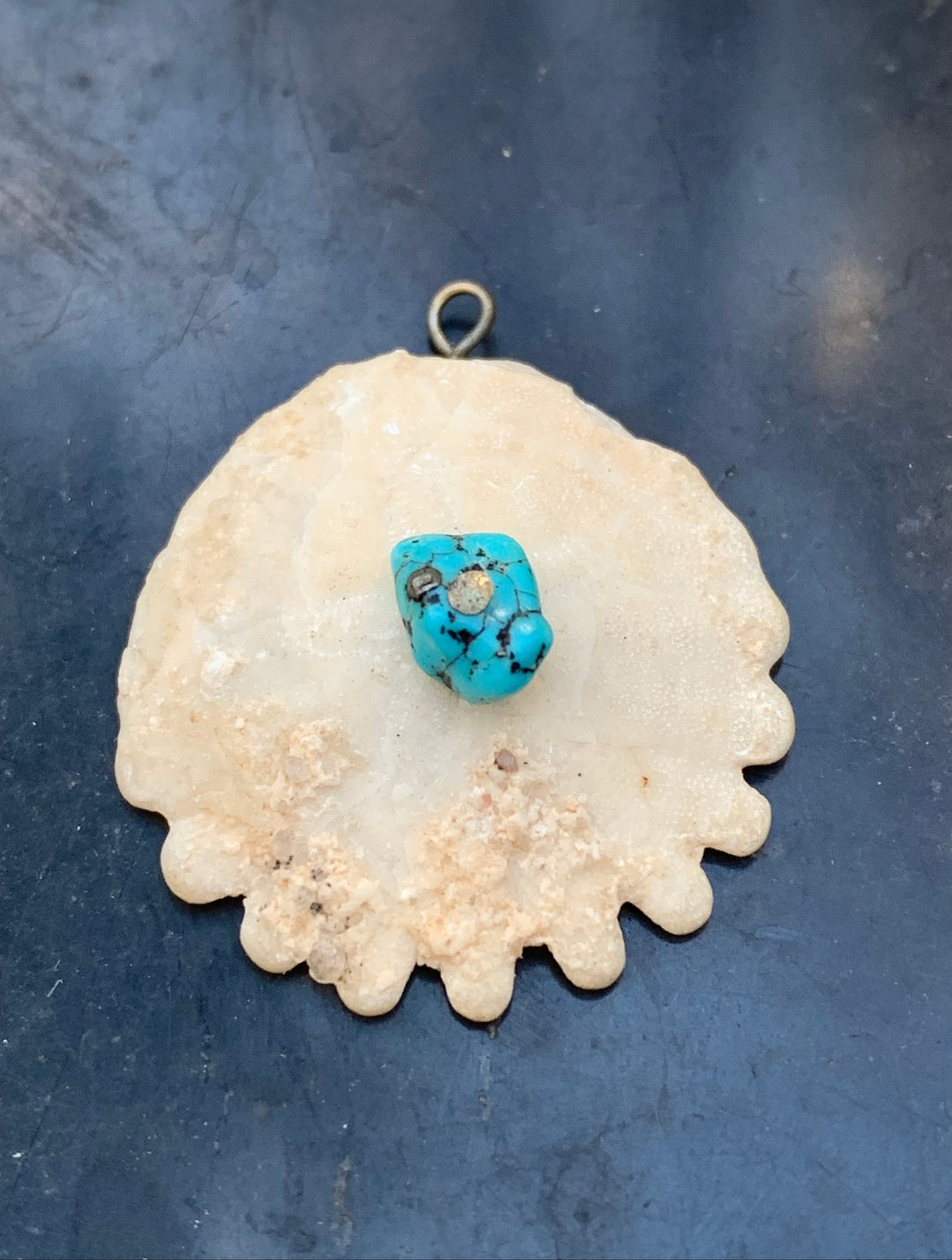 Oursin avec Turquoise, pendentif de 30x27x8 millimètres - 2,9 gr. Vendu avec cordon noir réglable offert, parfait !