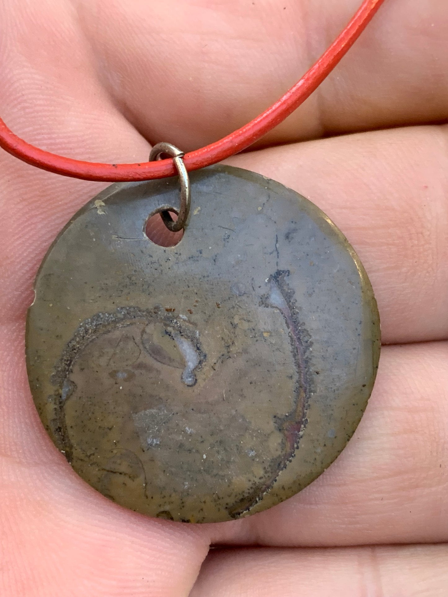 Ammonite fossile dans grès rouge (Usa), pendentif de 33 millimètres x 6. Vendu avec cordon noir et réglable de 60 cm !