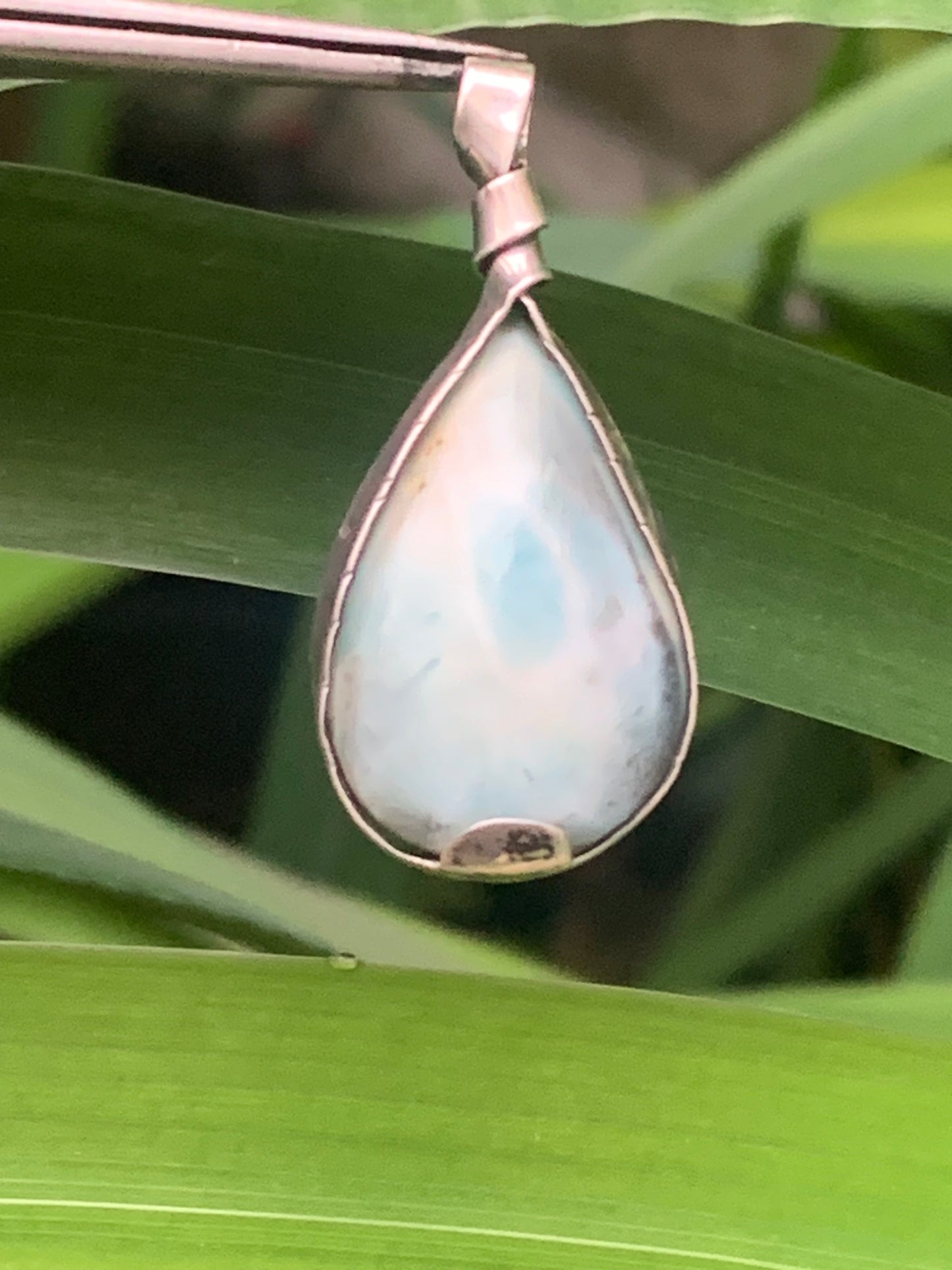Larimar, pendentif en Argent de 35mm de hauteur x 16 de largeur x 6 d'épaisseur. Vendu avec cordon réglable de couleur noire offert !