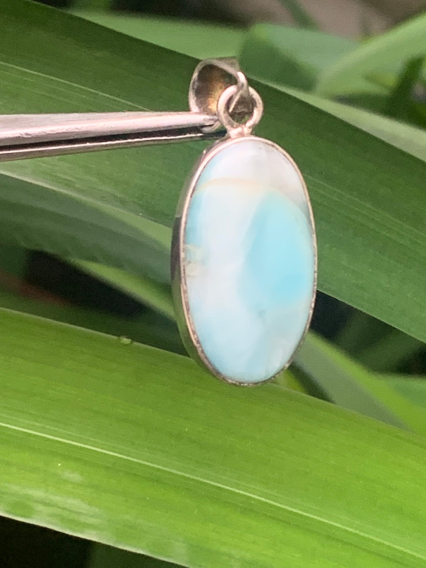 Larimar, pendentif en Argent de 35mm de hauteur x 15 de largeur x 7 d'épaisseur. Vendu avec cordon réglable de couleur noire offert !