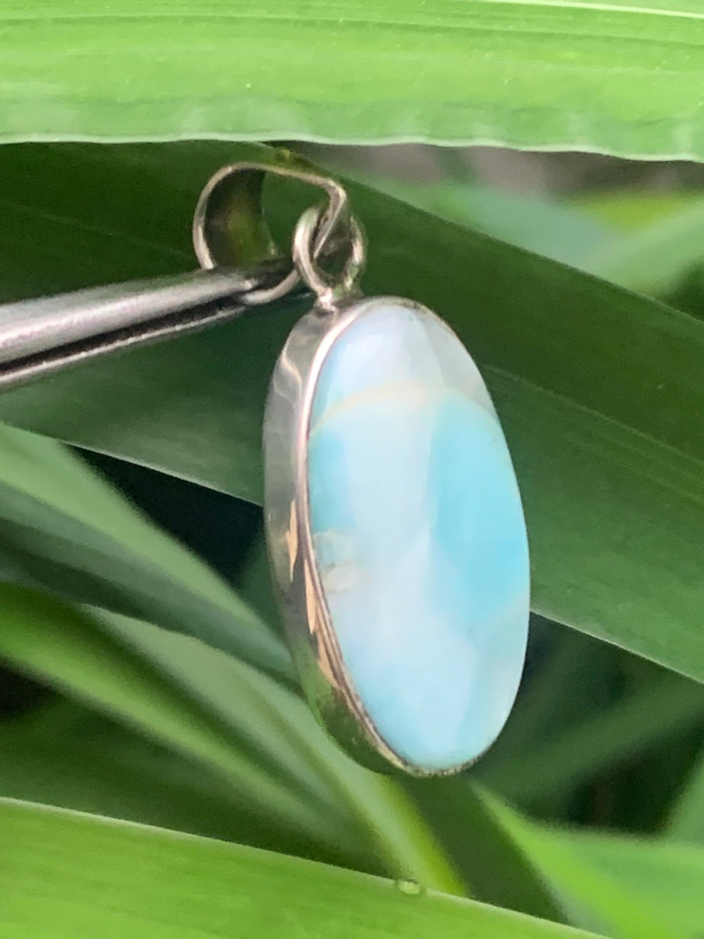 Larimar, pendentif en Argent de 35mm de hauteur x 15 de largeur x 7 d'épaisseur. Vendu avec cordon réglable de couleur noire offert !
