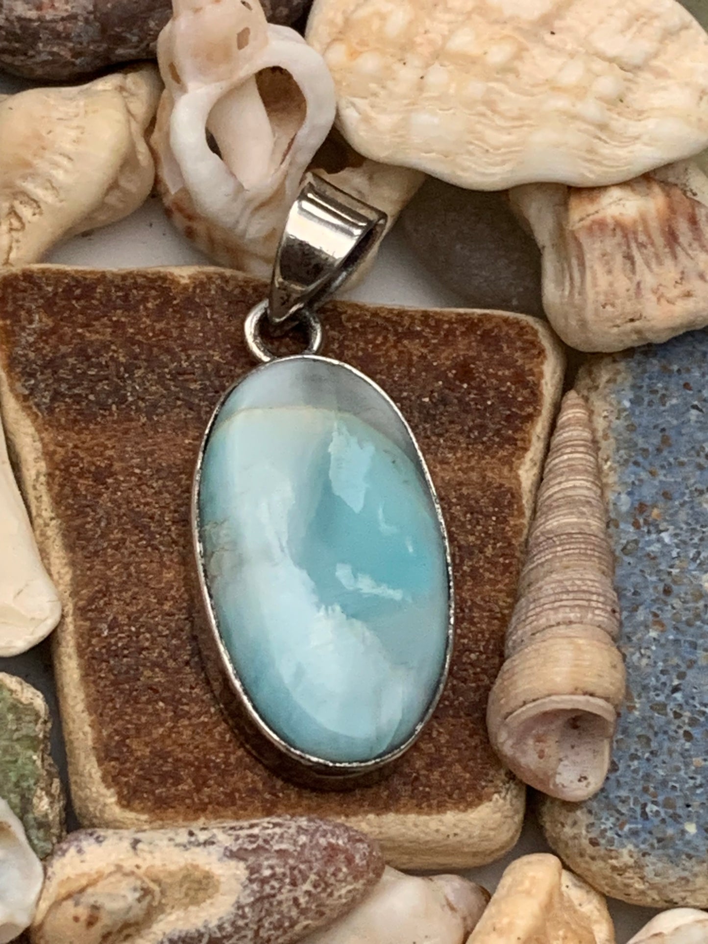 Larimar, pendentif en Argent de 35mm de hauteur x 15 de largeur x 7 d'épaisseur. Vendu avec cordon réglable de couleur noire offert !