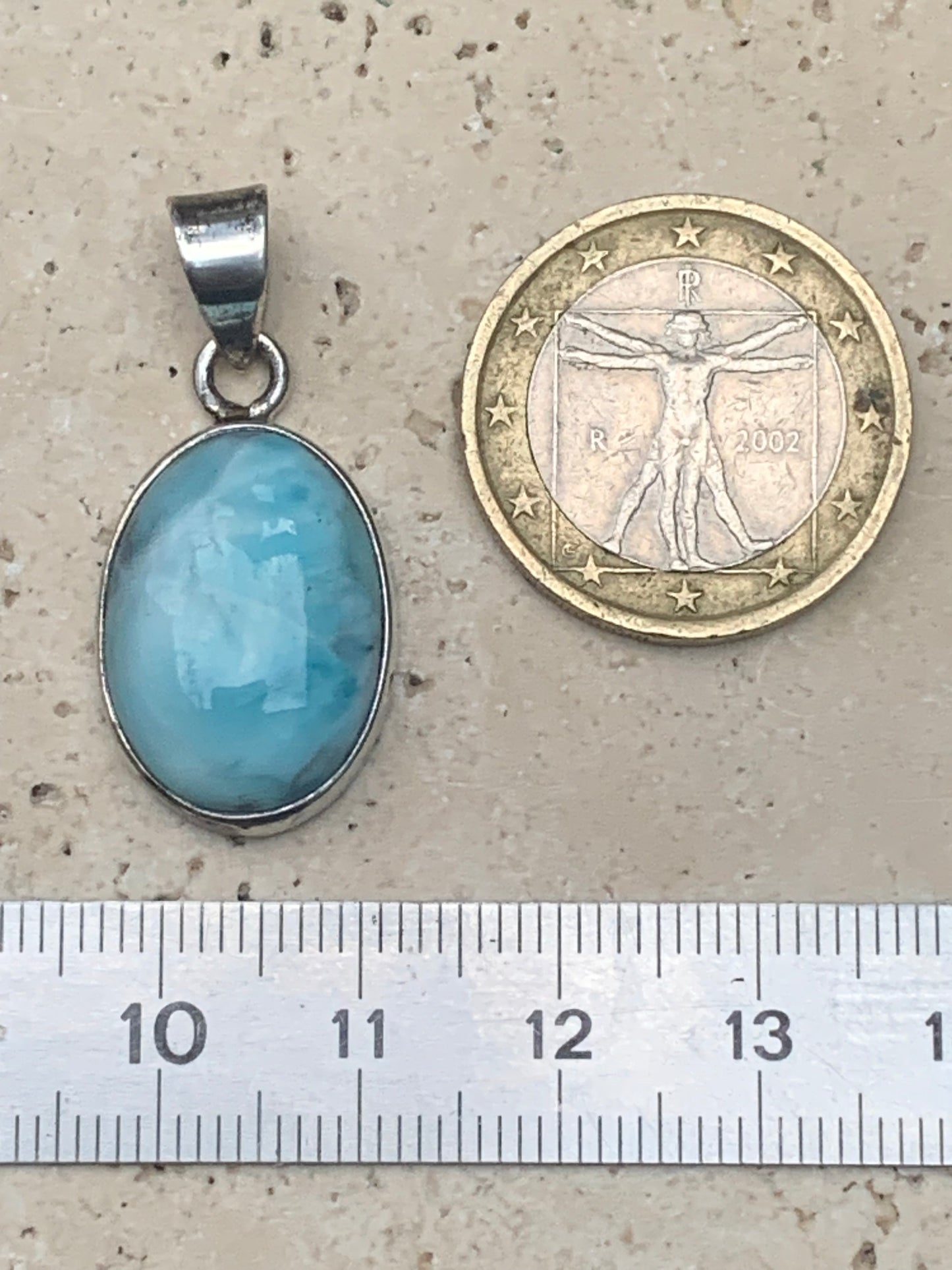 Larimar, pendentif en Argent de 31mm de hauteur x 15 de largeur x 7 d'épaisseur. Vendu avec cordon réglable de couleur noire offert !