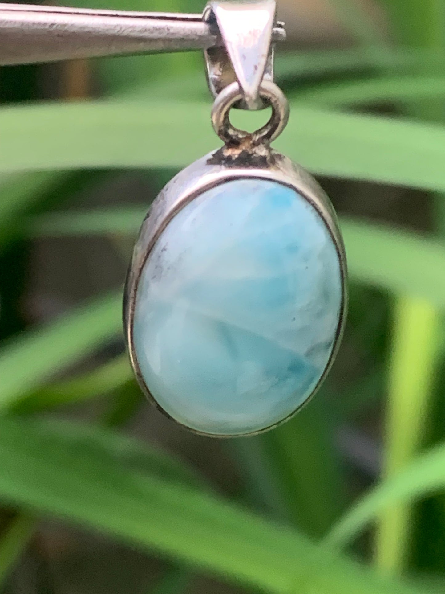Larimar, pendentif en Argent de 31mm de hauteur x 15 de largeur x 7 d'épaisseur. Vendu avec cordon réglable de couleur noire offert !