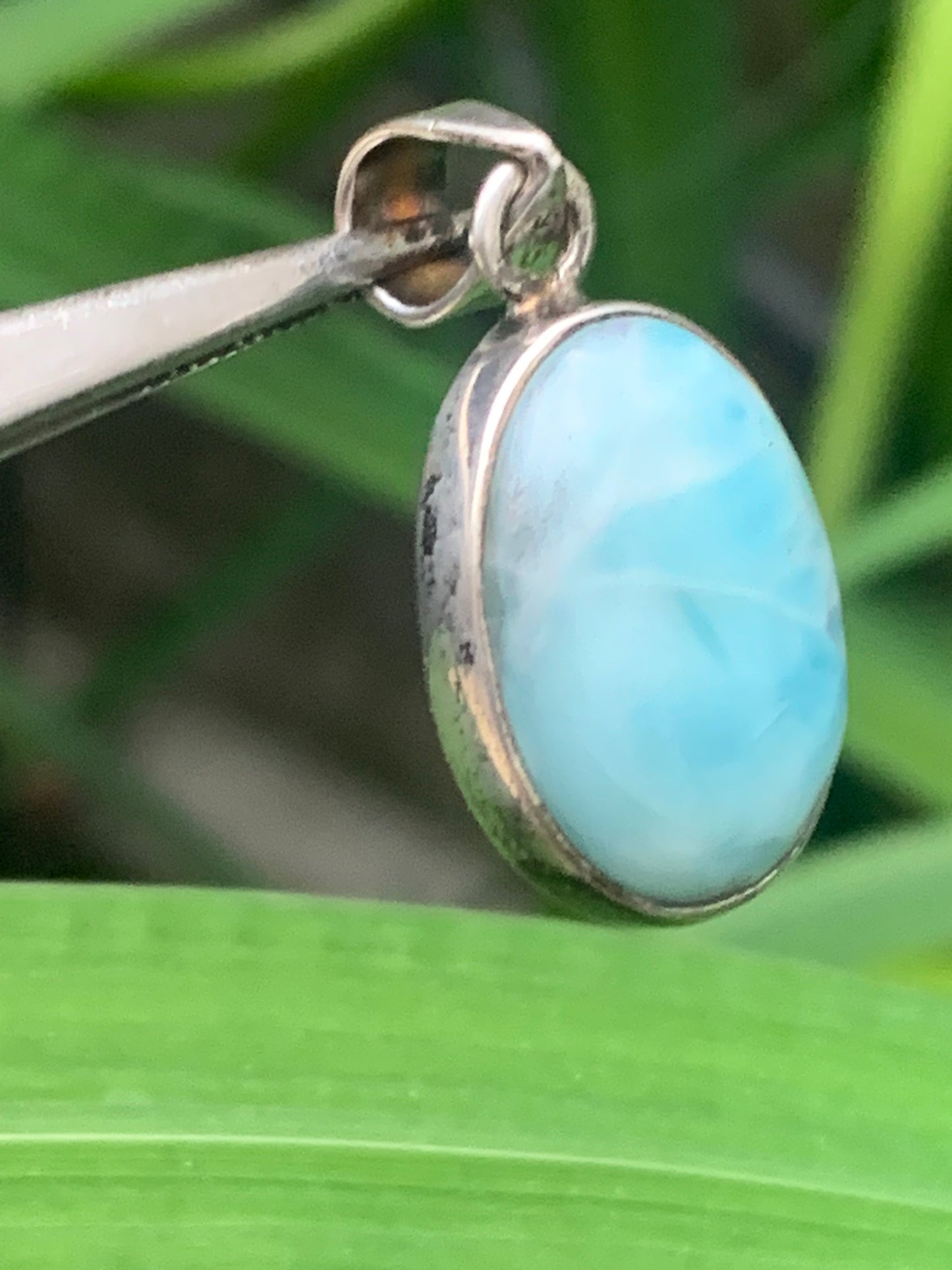 Larimar, pendentif en Argent de 31mm de hauteur x 15 de largeur x 7 d'épaisseur. Vendu avec cordon réglable de couleur noire offert !