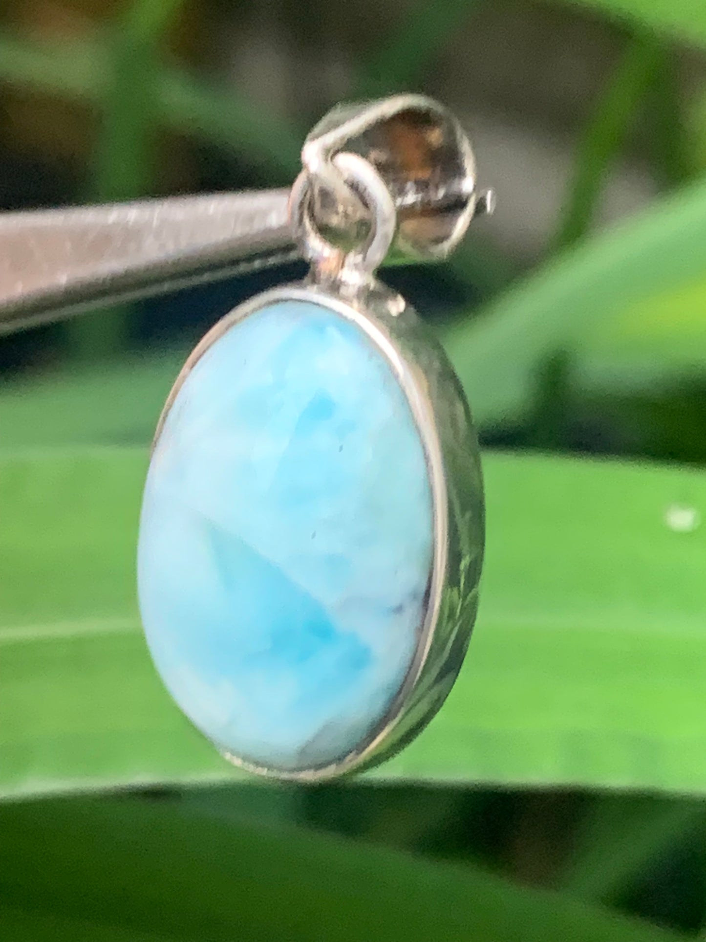 Larimar, pendentif en Argent de 31mm de hauteur x 15 de largeur x 7 d'épaisseur. Vendu avec cordon réglable de couleur noire offert !