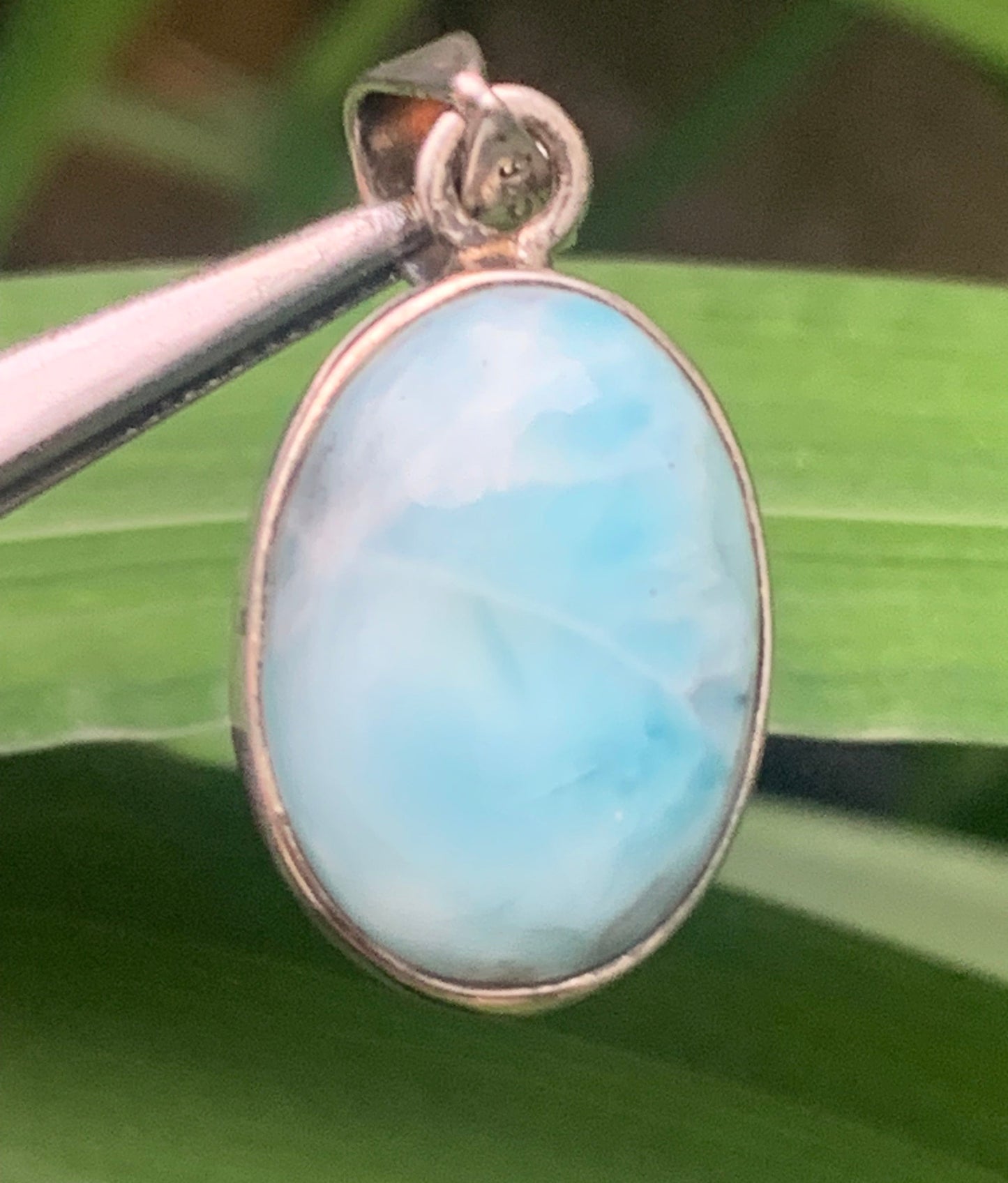 Larimar, pendentif en Argent de 31mm de hauteur x 15 de largeur x 7 d'épaisseur. Vendu avec cordon réglable de couleur noire offert !