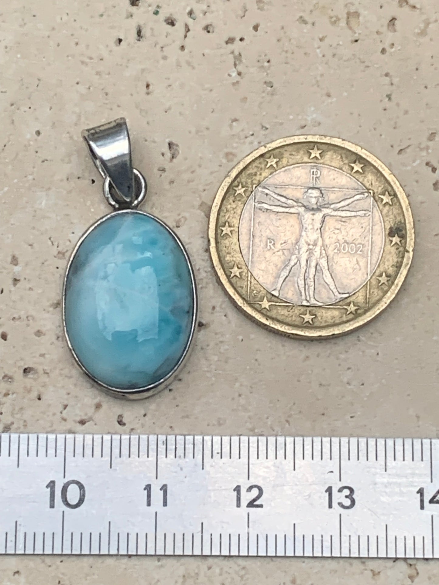 Larimar, pendentif en Argent de 31mm de hauteur x 15 de largeur x 7 d'épaisseur. Vendu avec cordon réglable de couleur noire offert !