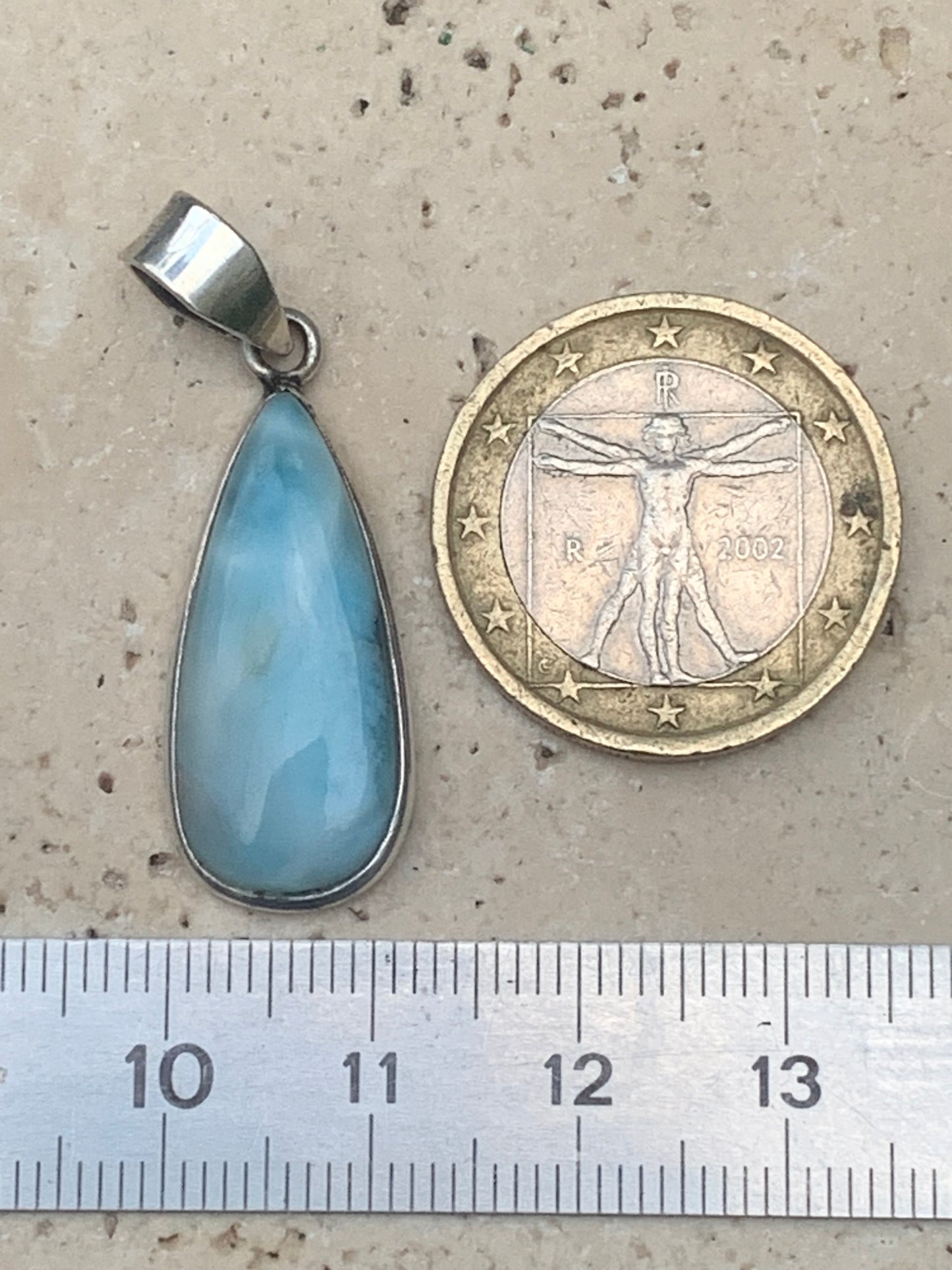 Larimar, pendentif en Argent de 36 mm de hauteur x 12 de largeur x 6 d'épaisseur. Vendu avec cordon réglable de couleur noire offert !