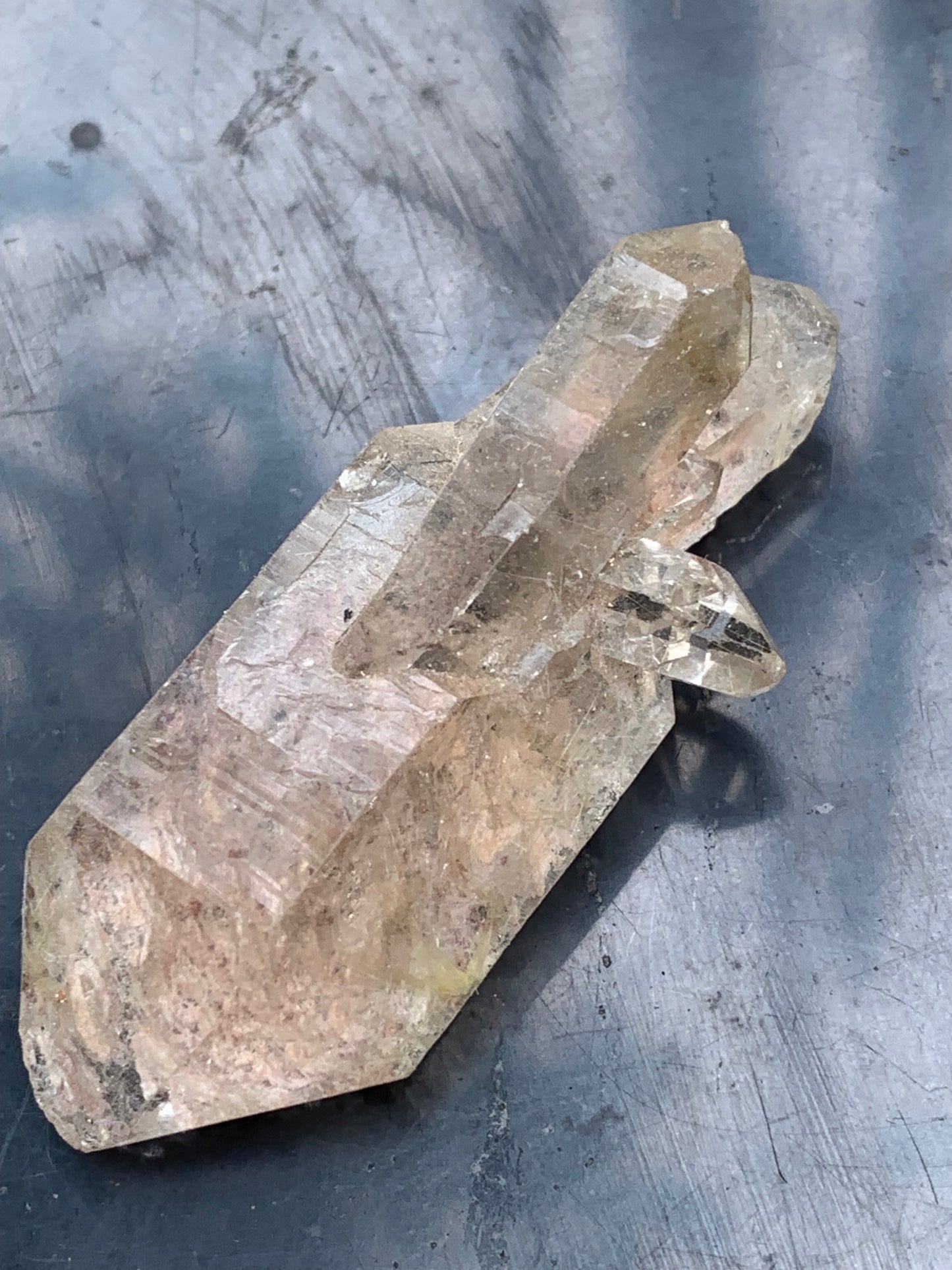 Cristal de roche fumé/ Quartz fumé, pointe naturelle de 55x25x17mm - 22 gr., très belle qualité, très belle pureté !