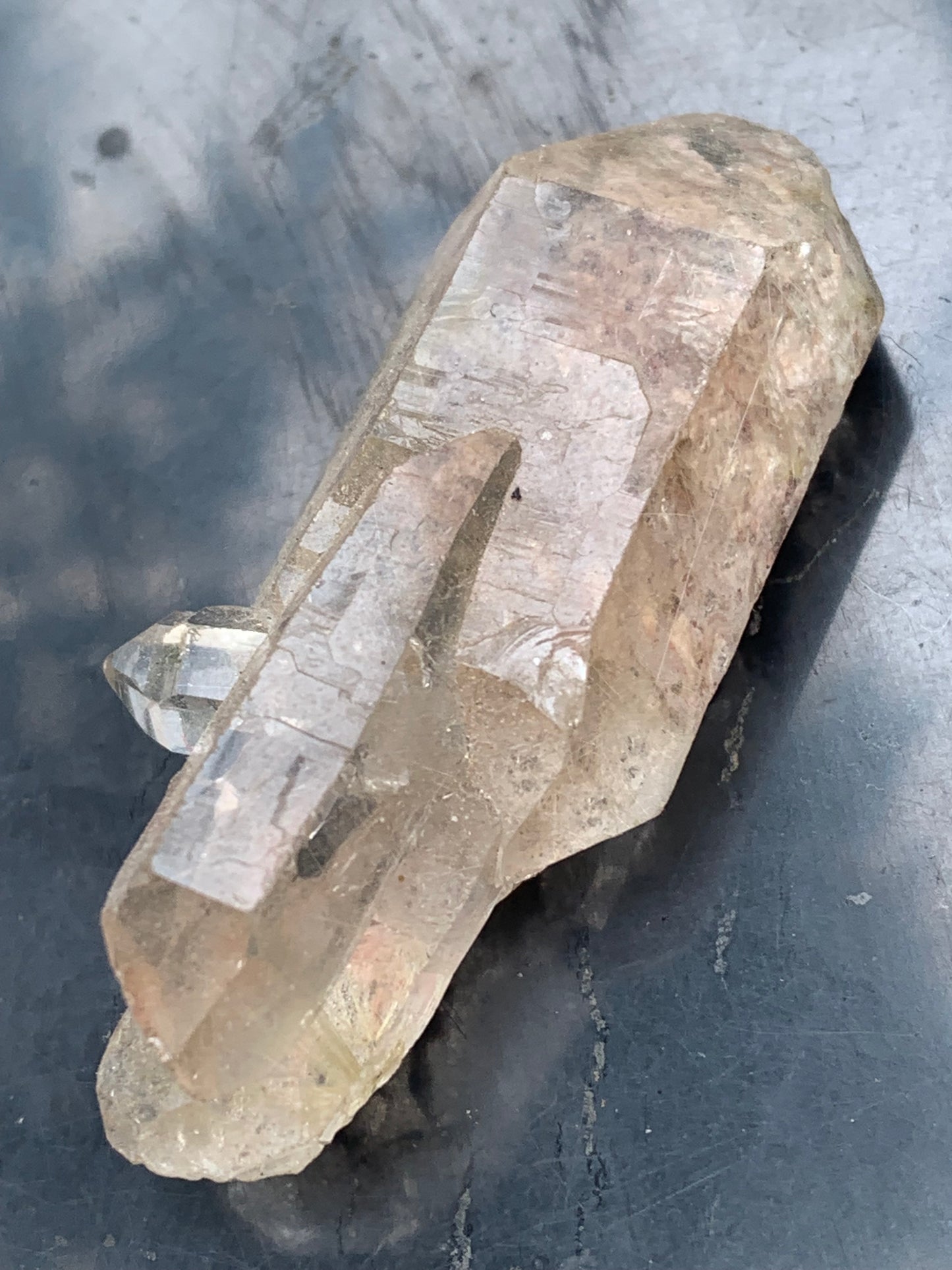 Cristal de roche fumé/ Quartz fumé, pointe naturelle de 55x25x17mm - 22 gr., très belle qualité, très belle pureté !