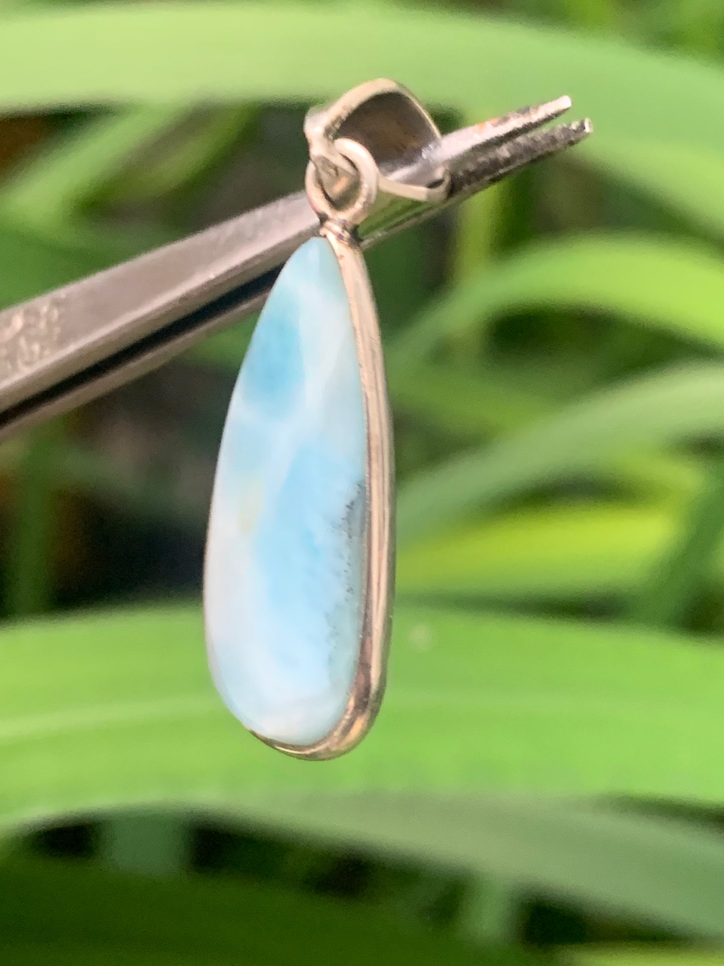 Larimar, pendentif en Argent de 36 mm de hauteur x 12 de largeur x 6 d'épaisseur. Vendu avec cordon réglable de couleur noire offert !