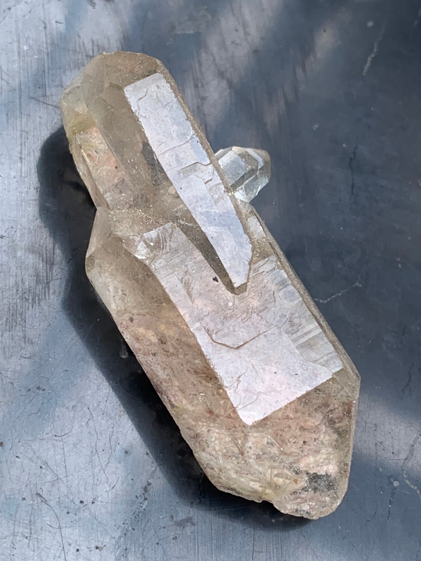 Cristal de roche fumé/ Quartz fumé, pointe naturelle de 55x25x17mm - 22 gr., très belle qualité, très belle pureté !