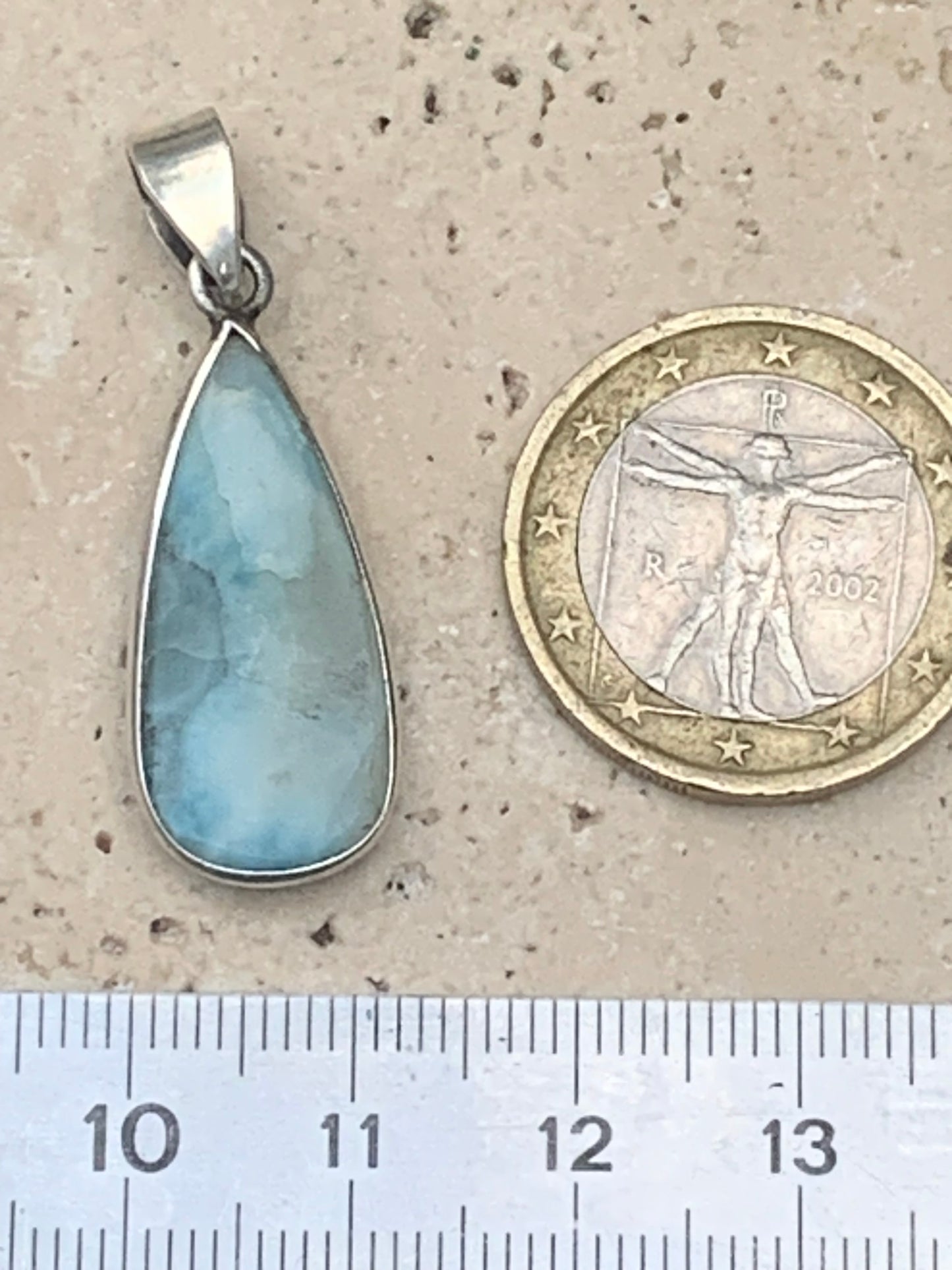 Larimar, pendentif en Argent de 36 mm de hauteur x 12 de largeur x 6 d'épaisseur. Vendu avec cordon réglable de couleur noire offert !