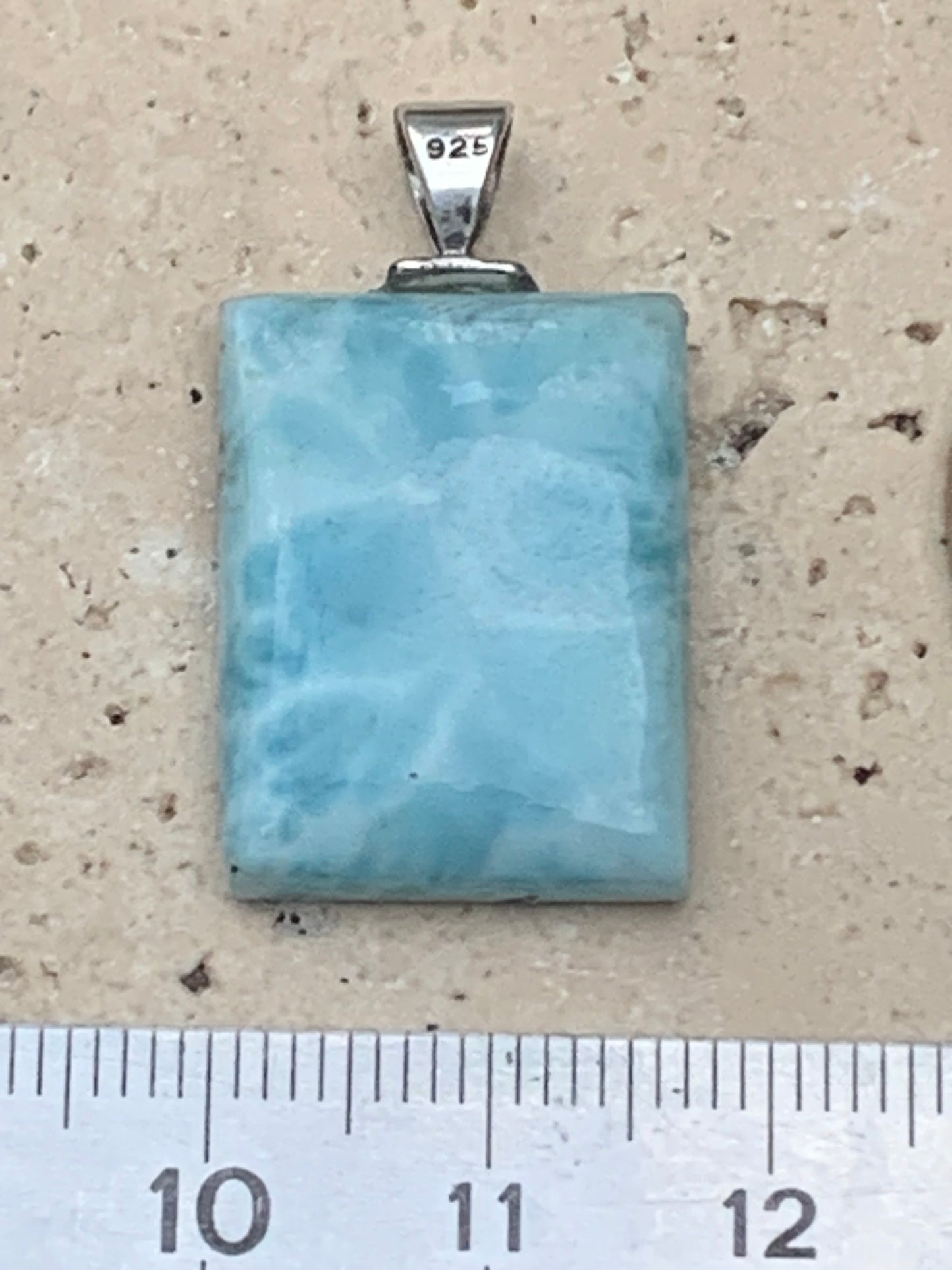 Larimar, pendentif en Argent de 35 mm de hauteur x 17 de largeur x 6 d'épaisseur. Vendu avec cordon réglable de couleur noire offert !