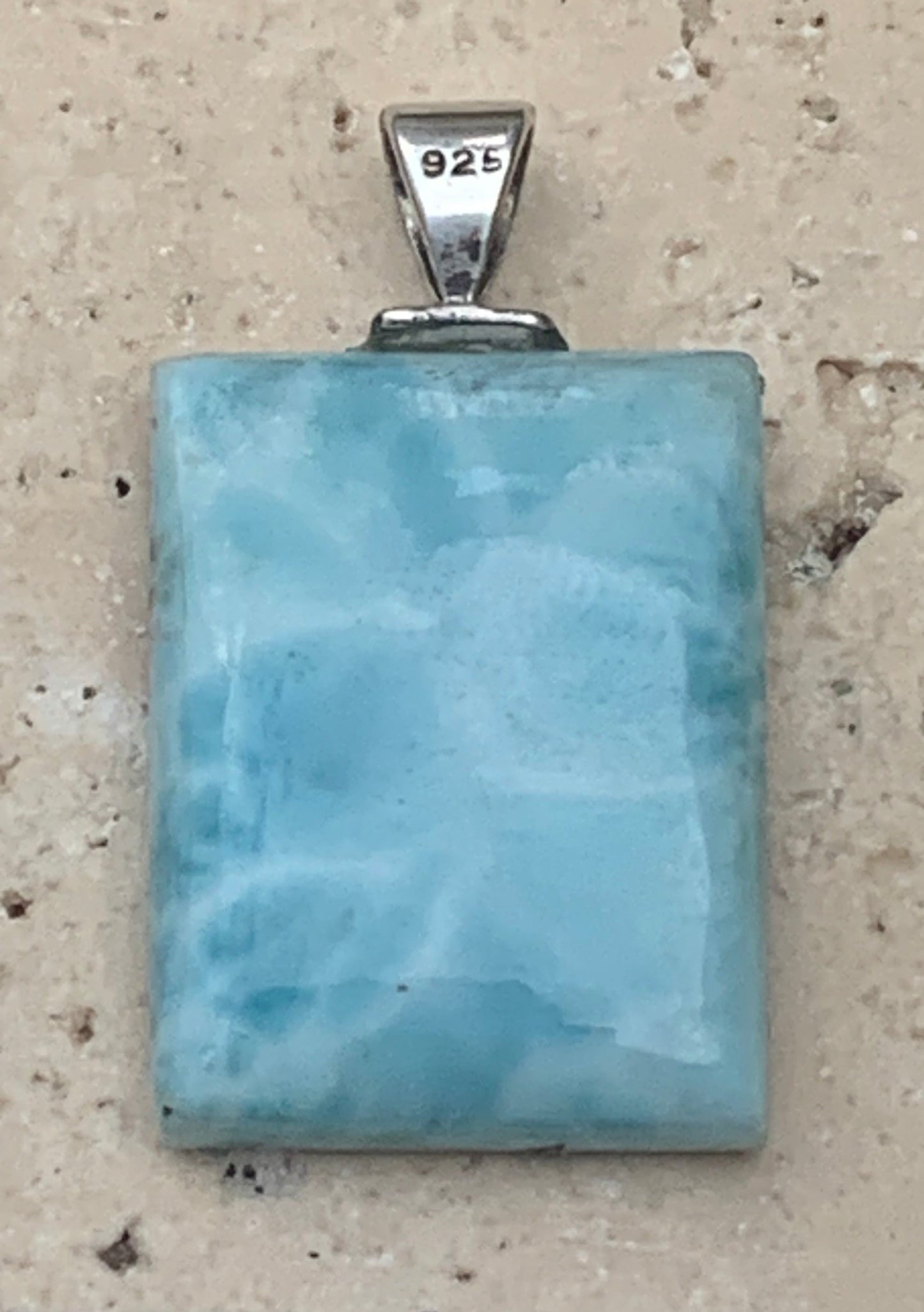 Larimar, pendentif en Argent de 35 mm de hauteur x 17 de largeur x 6 d'épaisseur. Vendu avec cordon réglable de couleur noire offert !