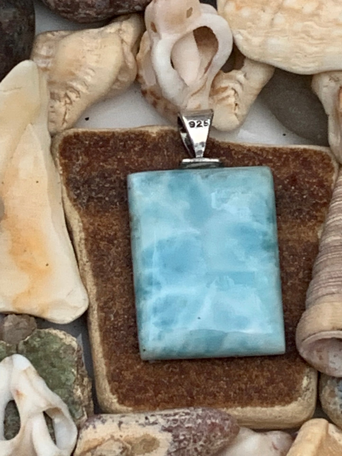 Larimar, pendentif en Argent de 35 mm de hauteur x 17 de largeur x 6 d'épaisseur. Vendu avec cordon réglable de couleur noire offert !