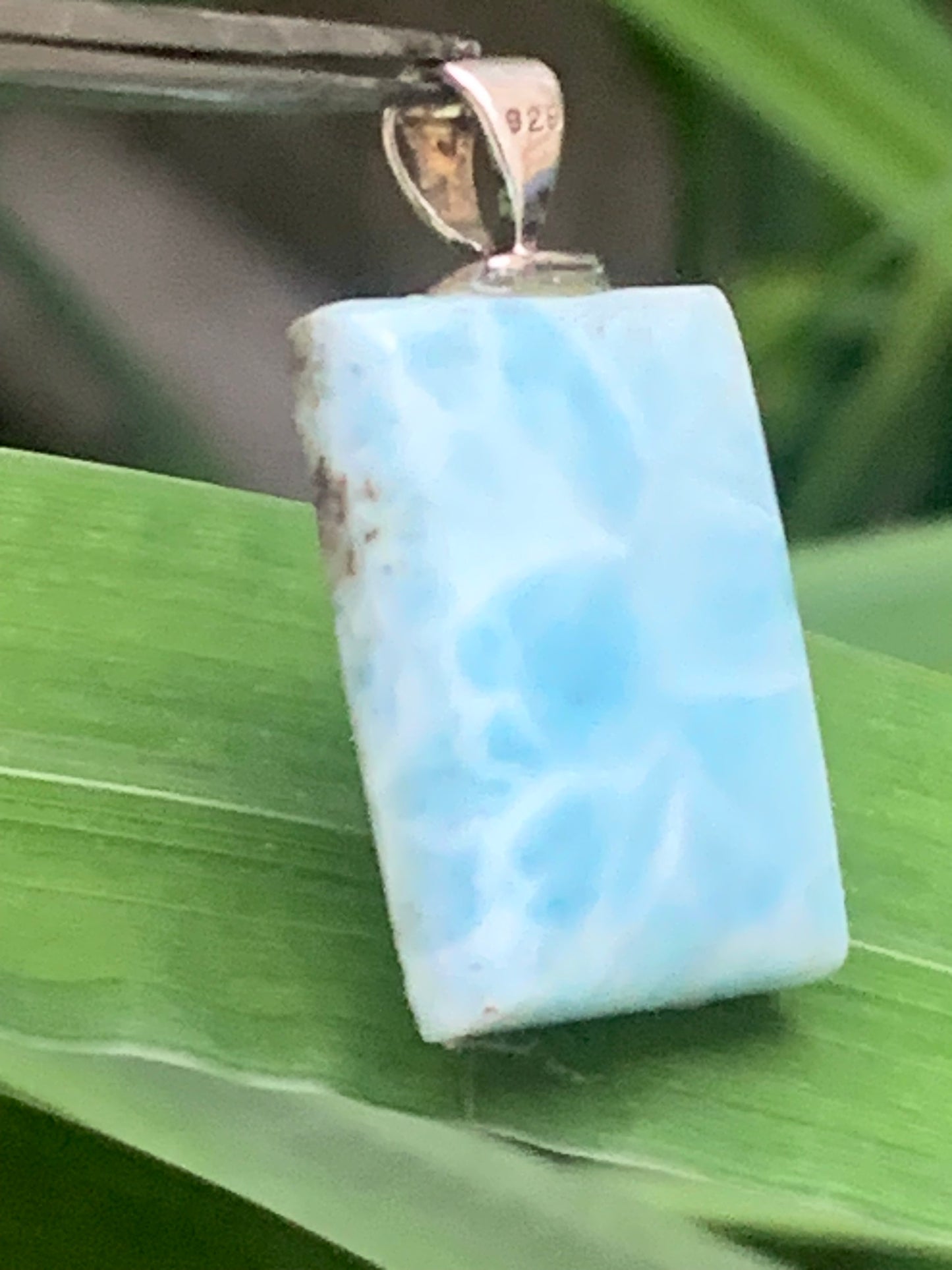 Larimar, pendentif en Argent de 35 mm de hauteur x 17 de largeur x 6 d'épaisseur. Vendu avec cordon réglable de couleur noire offert !