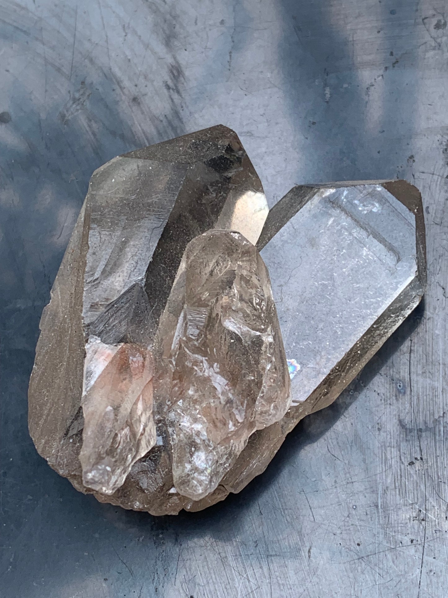 Cristal de roche fumé/ Quartz fumé, pointe naturelle de 60x45x25 mm - 59,2 gr., très belle qualité, très belle pureté !