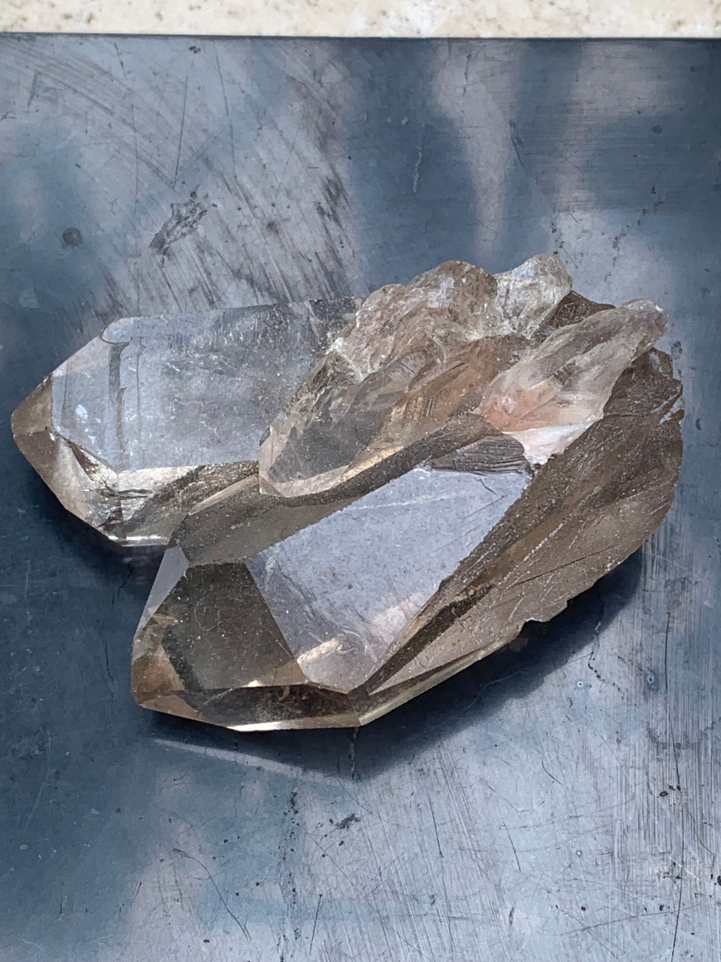 Cristal de roche fumé/ Quartz fumé, pointe naturelle de 60x45x25 mm - 59,2 gr., très belle qualité, très belle pureté !