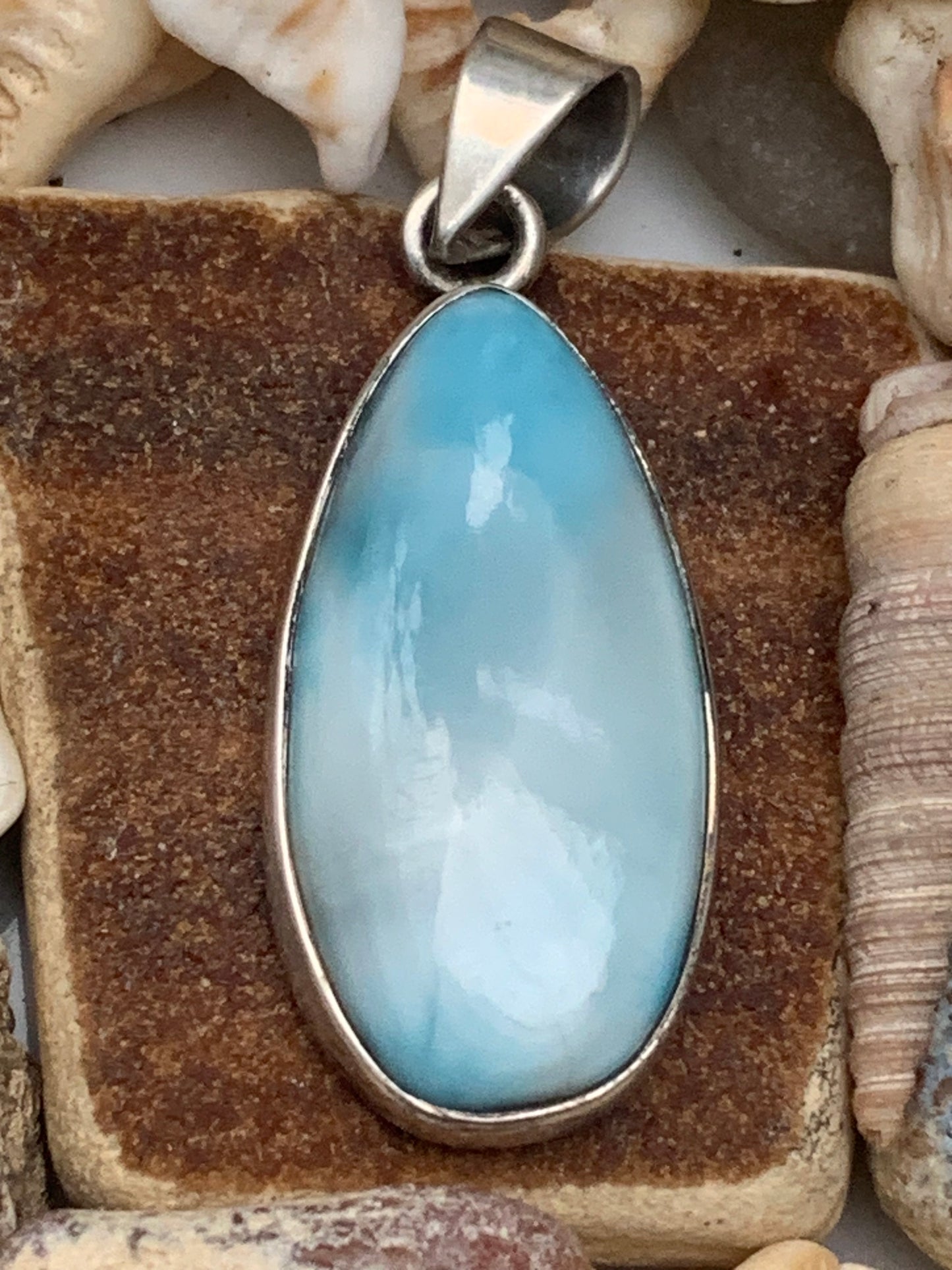 Larimar, pendentif en Argent de 40 mm de hauteur x 15 de largeur x 7 d'épaisseur. Vendu avec cordon réglable de couleur noire offert !