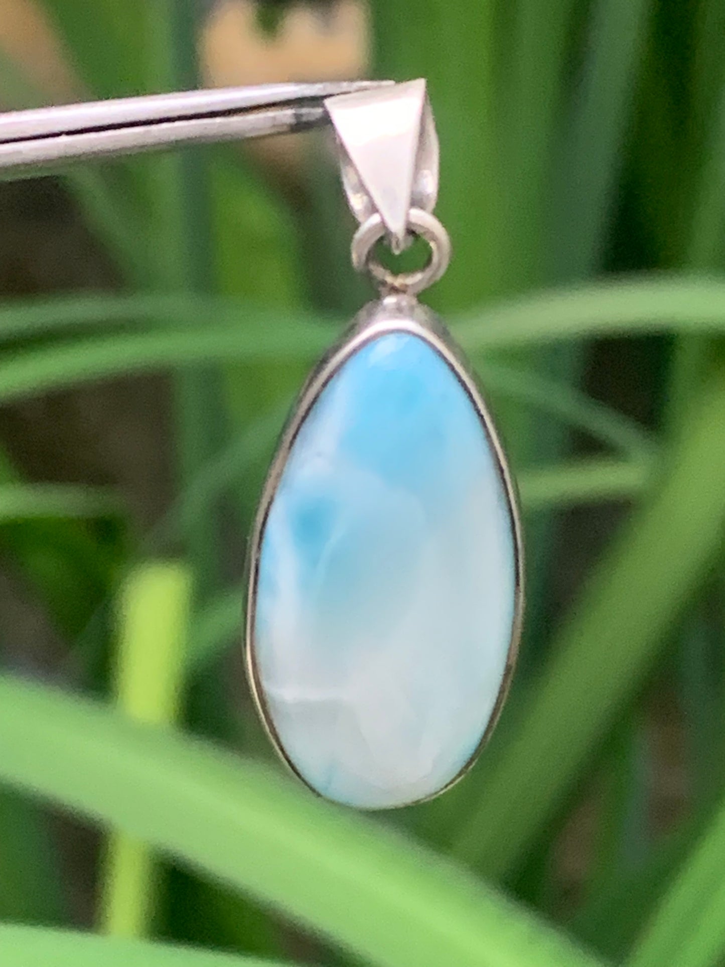 Larimar, pendentif en Argent de 40 mm de hauteur x 15 de largeur x 7 d'épaisseur. Vendu avec cordon réglable de couleur noire offert !
