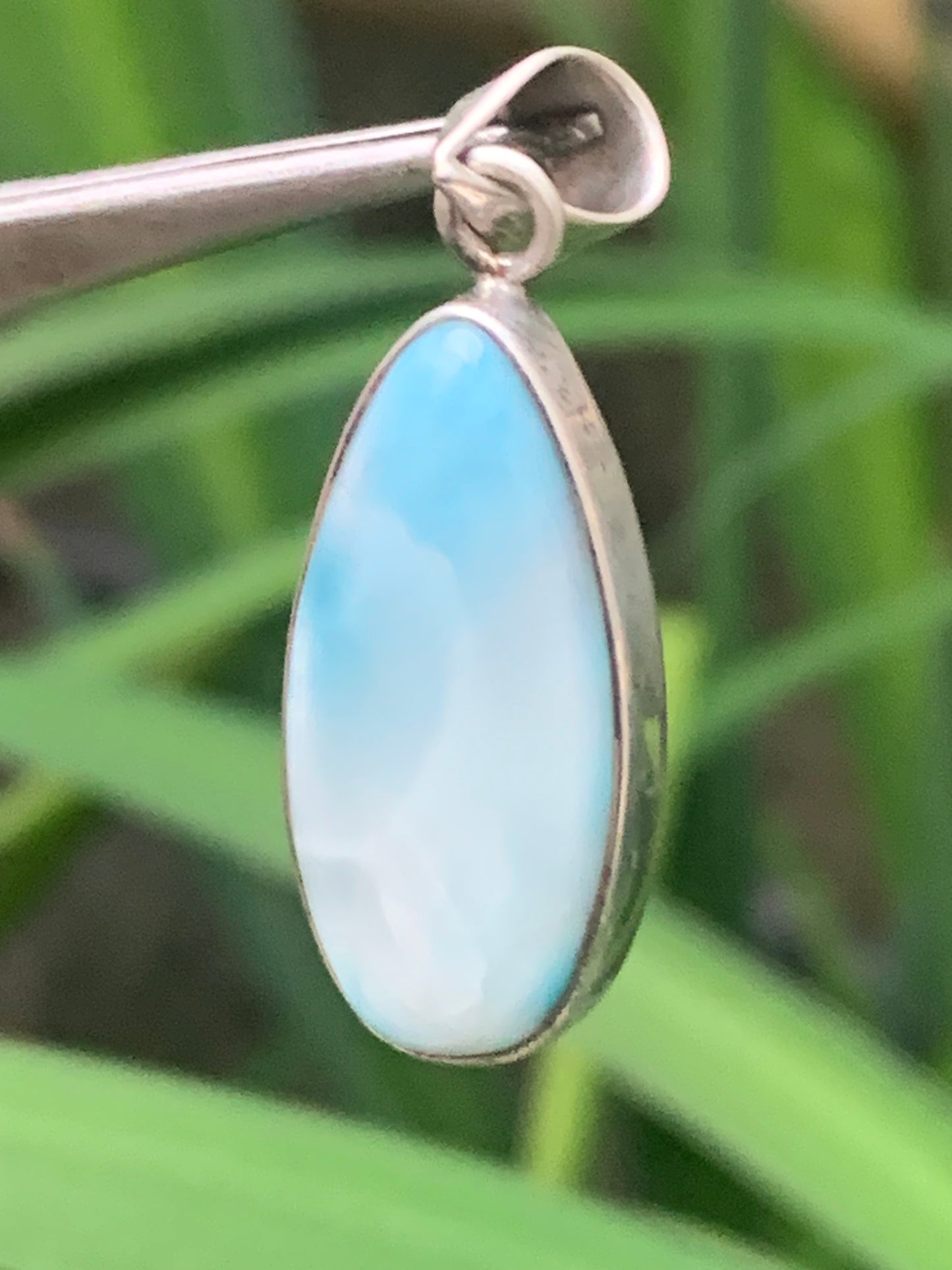 Larimar, pendentif en Argent de 40 mm de hauteur x 15 de largeur x 7 d'épaisseur. Vendu avec cordon réglable de couleur noire offert !