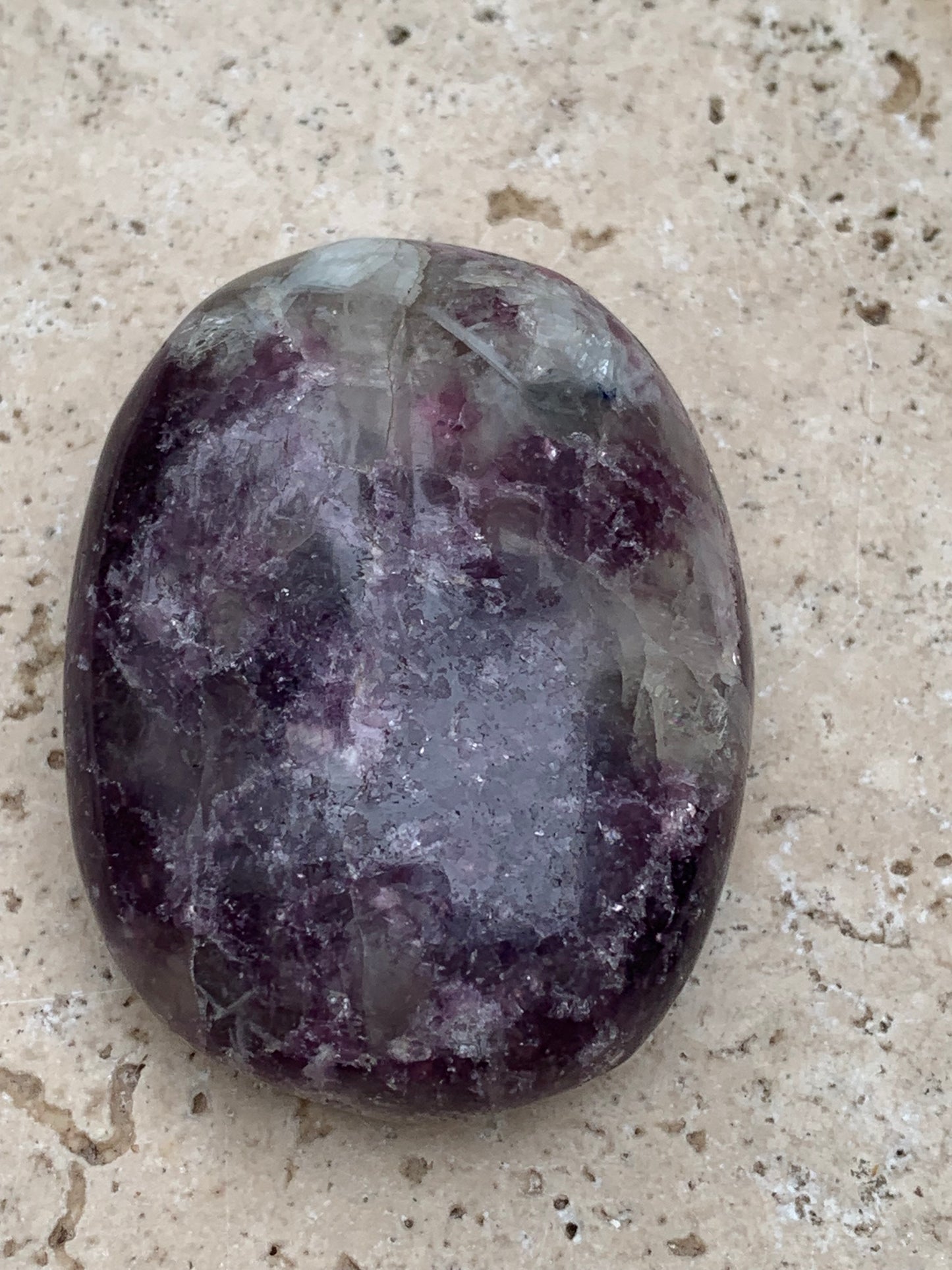 Lépidolite (Mica violet) avec Tourmaline Rubelitte - Galet de 48 mm x 36 x 18 - de 47,7 grammes, superbe pièce !