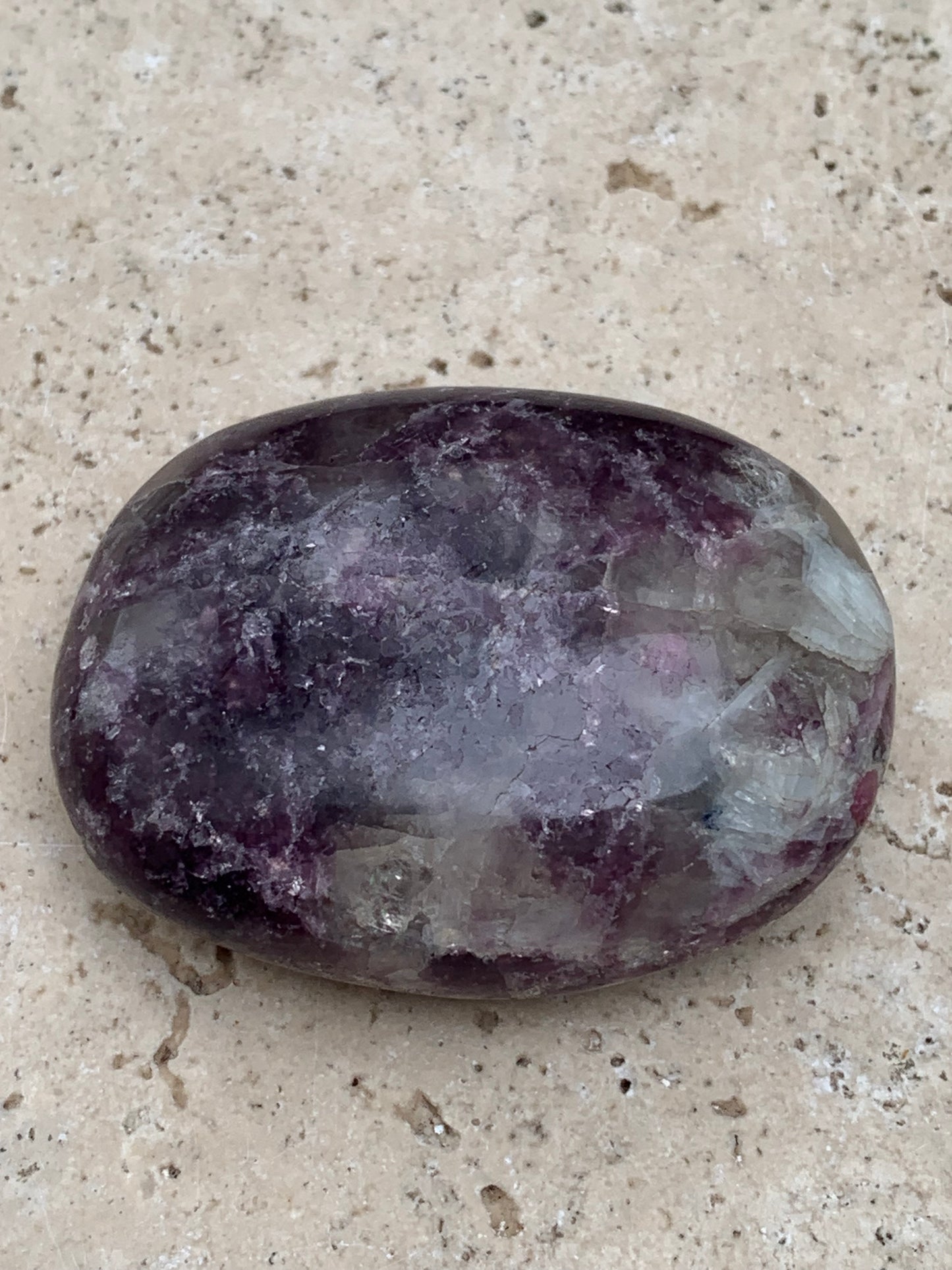 Lépidolite (Mica violet) avec Tourmaline Rubelitte - Galet de 48 mm x 36 x 18 - de 47,7 grammes, superbe pièce !