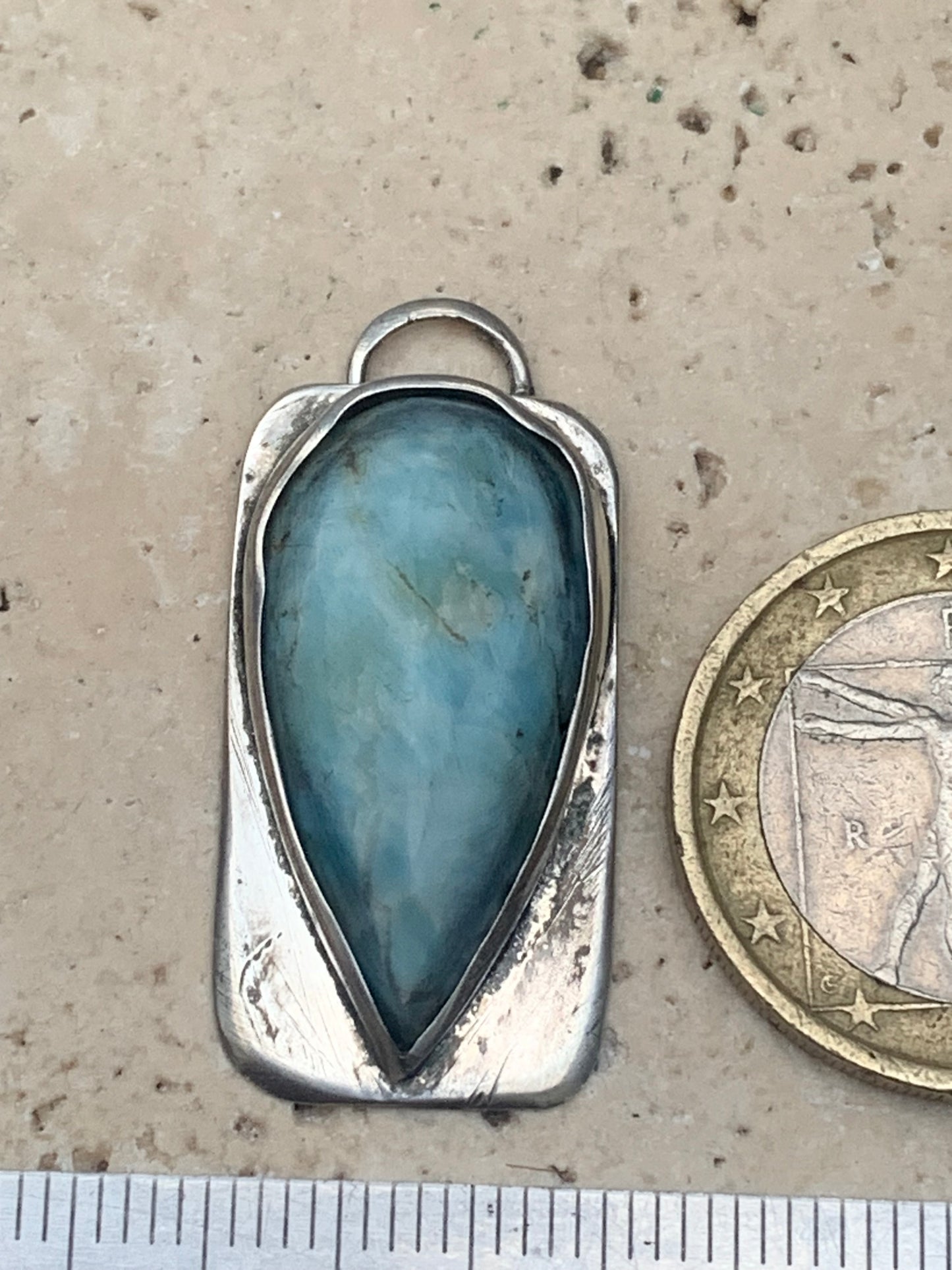 Larimar, pendentif en Argent de 33 mm de hauteur x 16 de largeur x 7 d'épaisseur. Vendu avec cordon réglable de couleur noire offert !