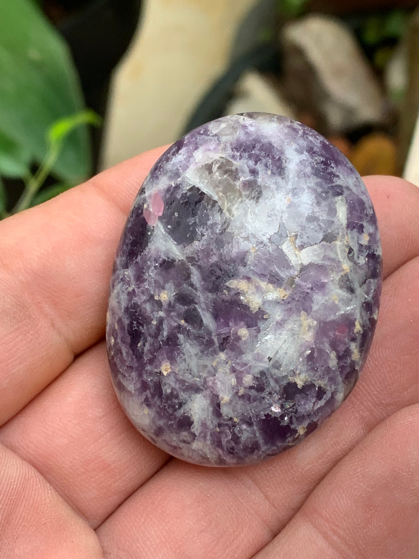Lépidolite (Mica violet) - Galet de 50mm x 38 x 18 - de 51,4 grammes, superbe pièce !