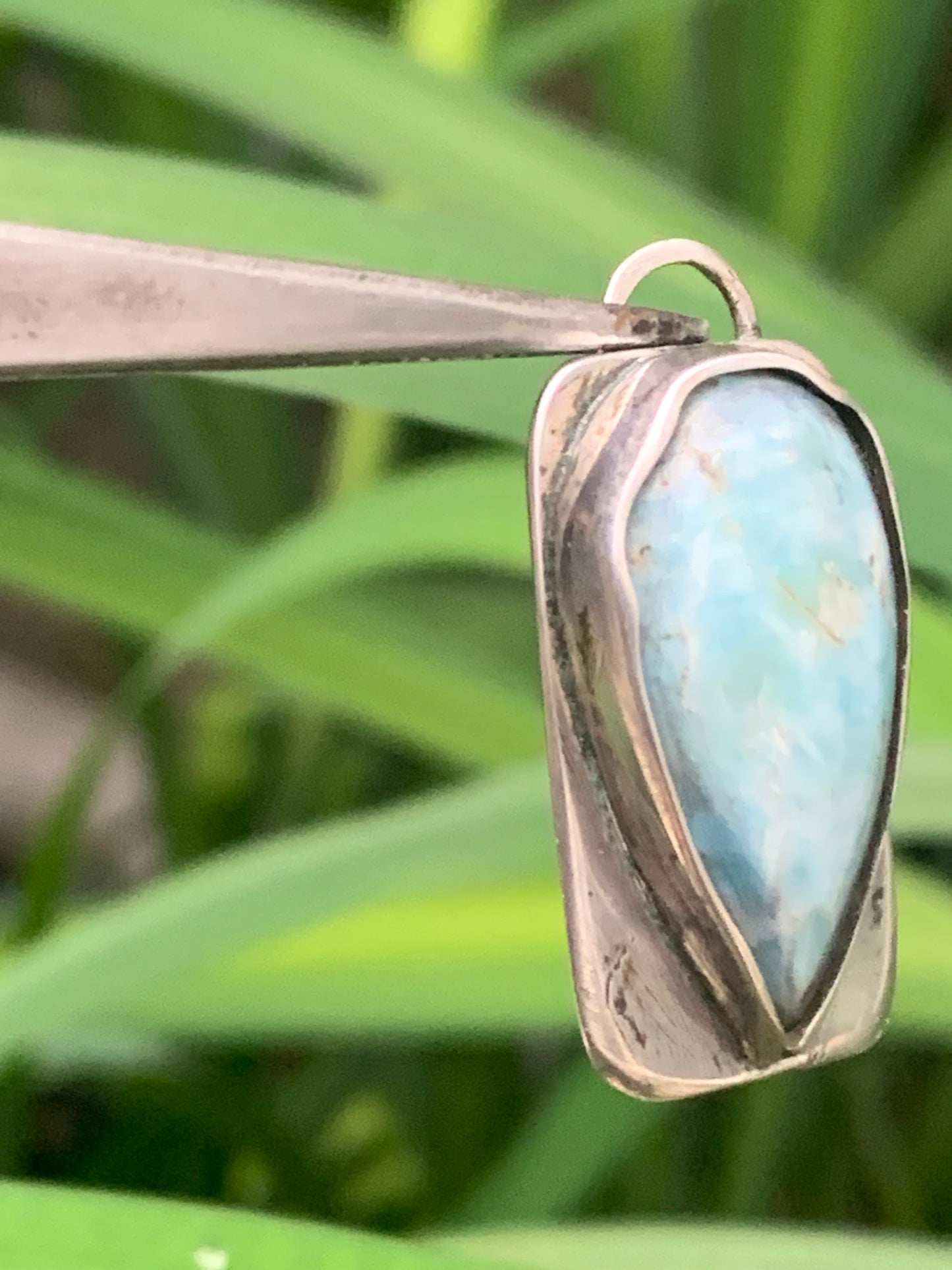 Larimar, pendentif en Argent de 33 mm de hauteur x 16 de largeur x 7 d'épaisseur. Vendu avec cordon réglable de couleur noire offert !