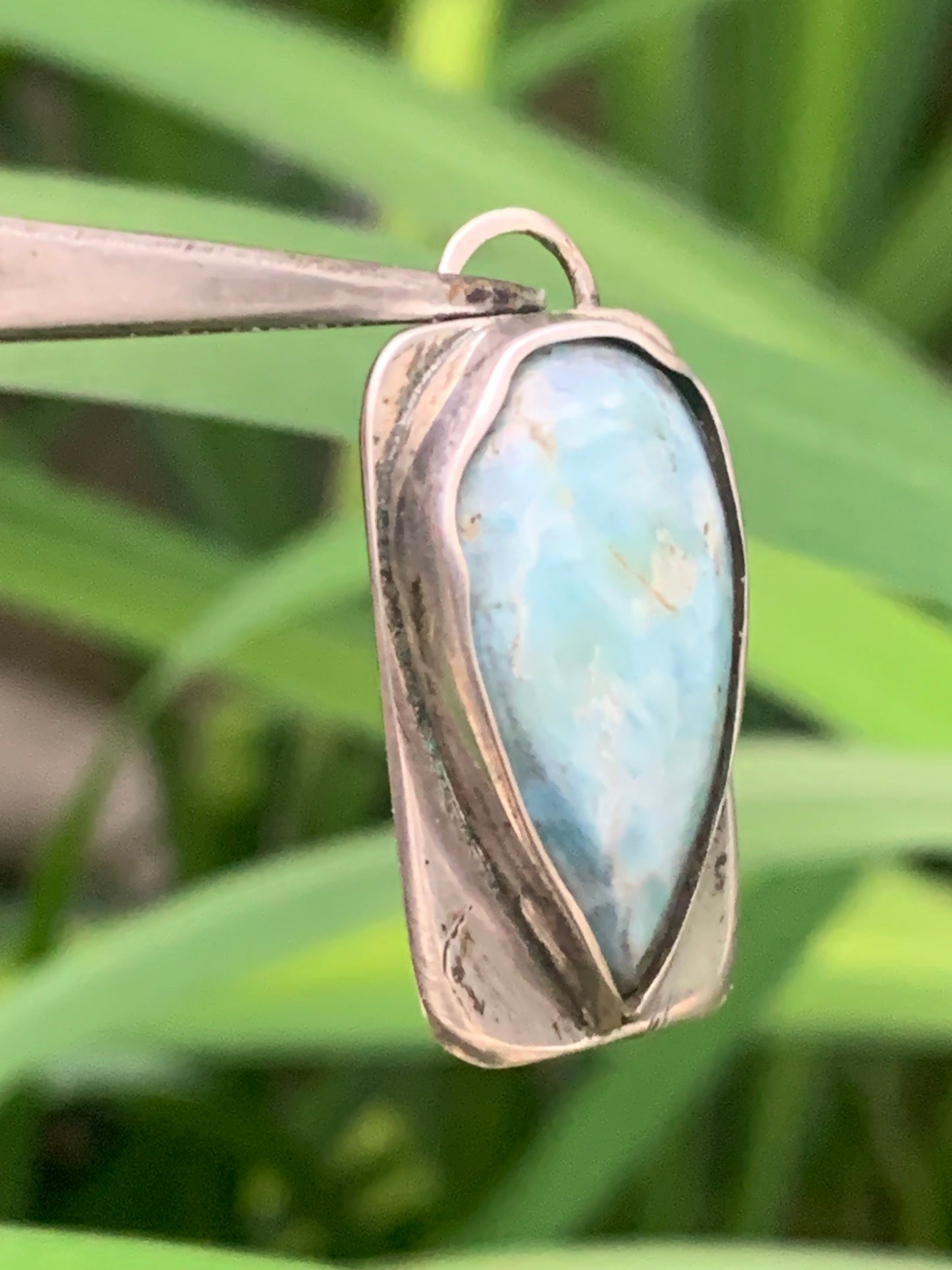 Larimar, pendentif en Argent de 33 mm de hauteur x 16 de largeur x 7 d'épaisseur. Vendu avec cordon réglable de couleur noire offert !