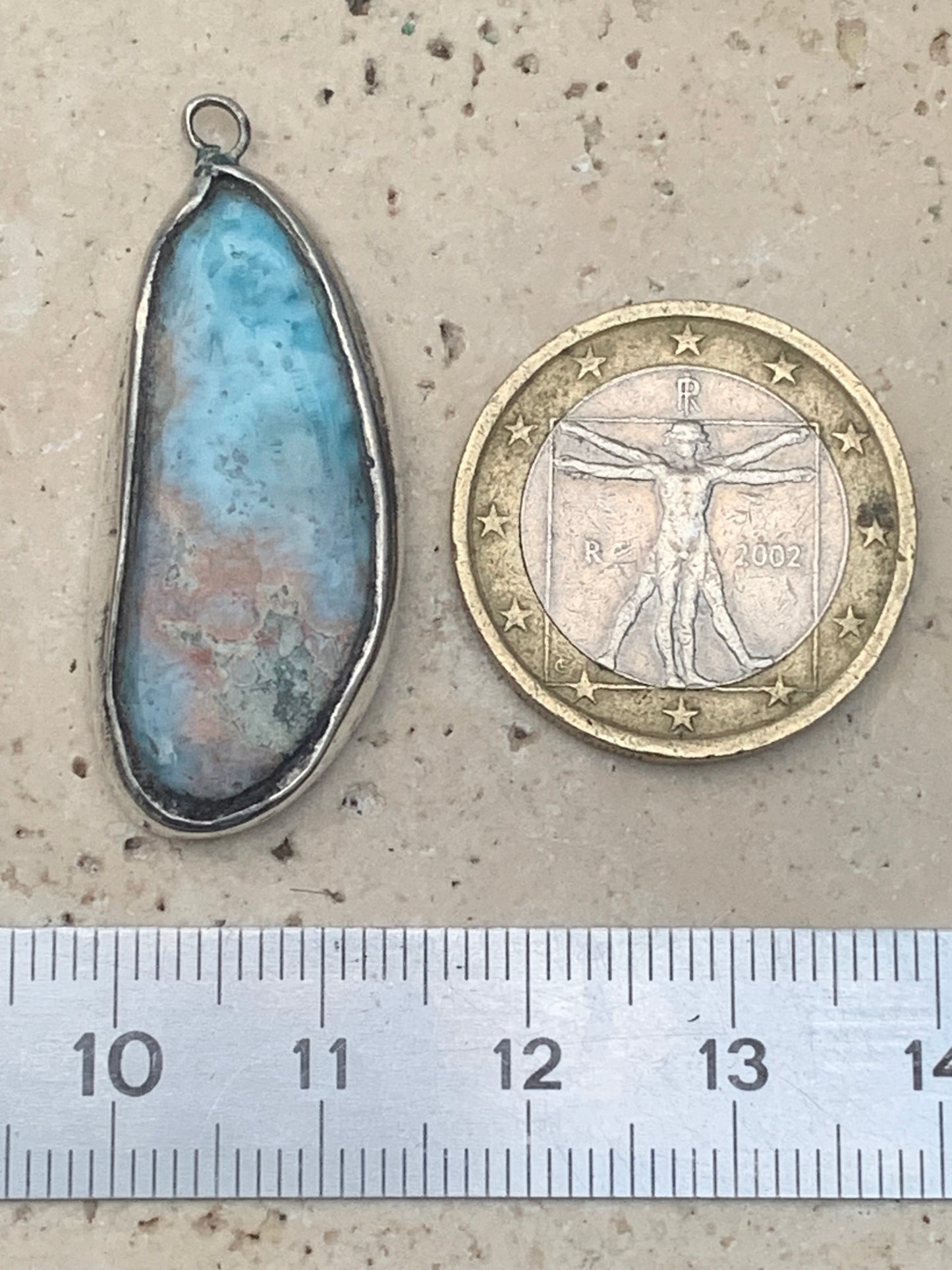 Larimar, pendentif en Argent de 37 mm de hauteur x 15 de largeur x 5 d'épaisseur. Vendu avec cordon réglable de couleur noire offert !