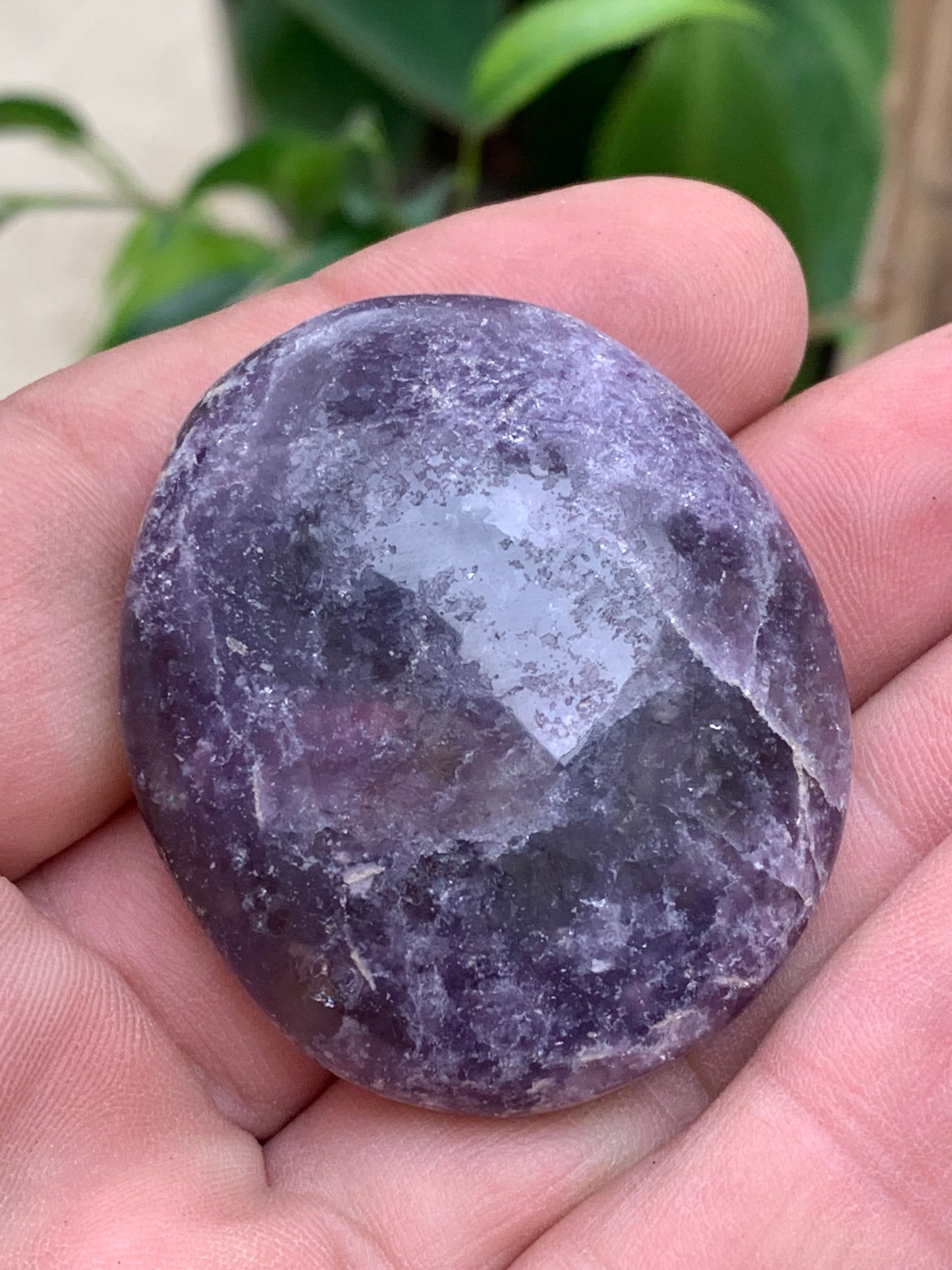 Lépidolite (Mica violet) - Galet de 46mm x 40 x 17 - de 45,2 grammes, superbe pièce !