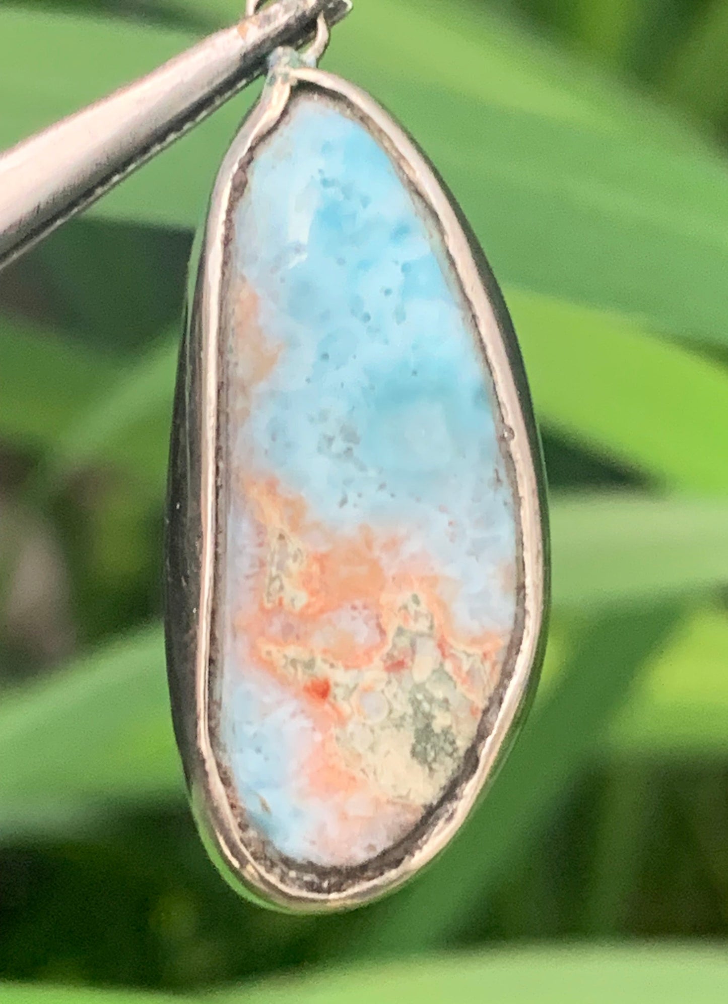 Larimar, pendentif en Argent de 37 mm de hauteur x 15 de largeur x 5 d'épaisseur. Vendu avec cordon réglable de couleur noire offert !